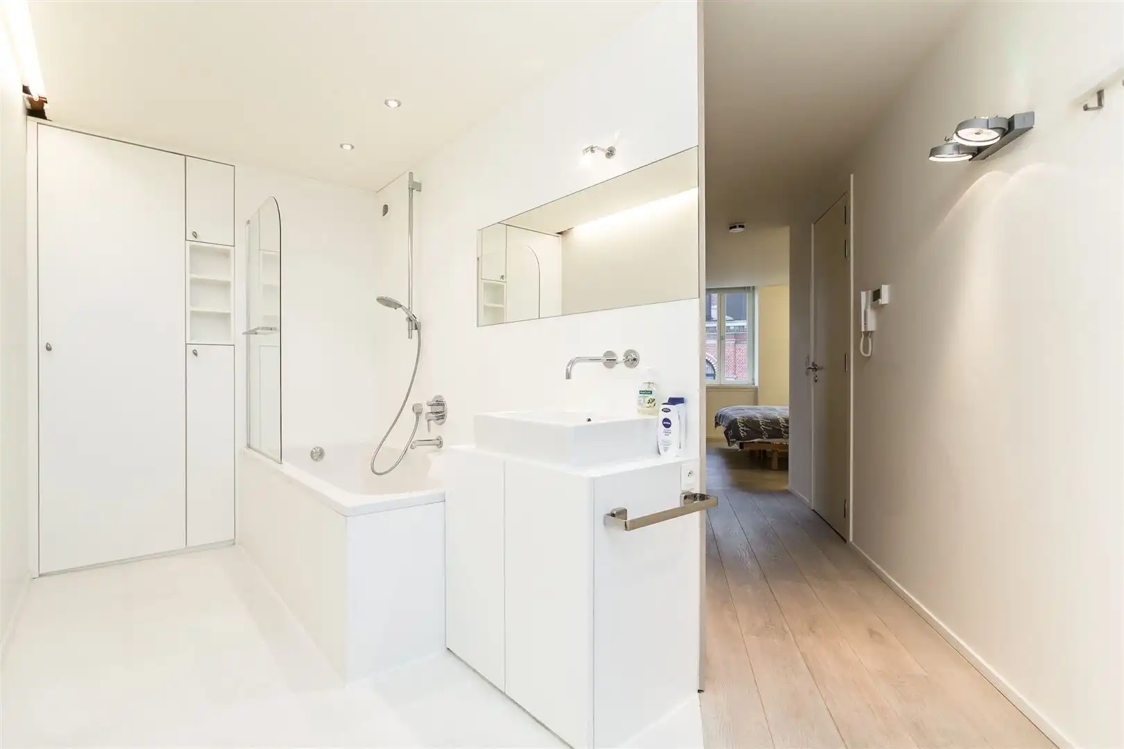 Gemeubelde luxestudio van 63 m² aan de Bolivarplaats foto 10
