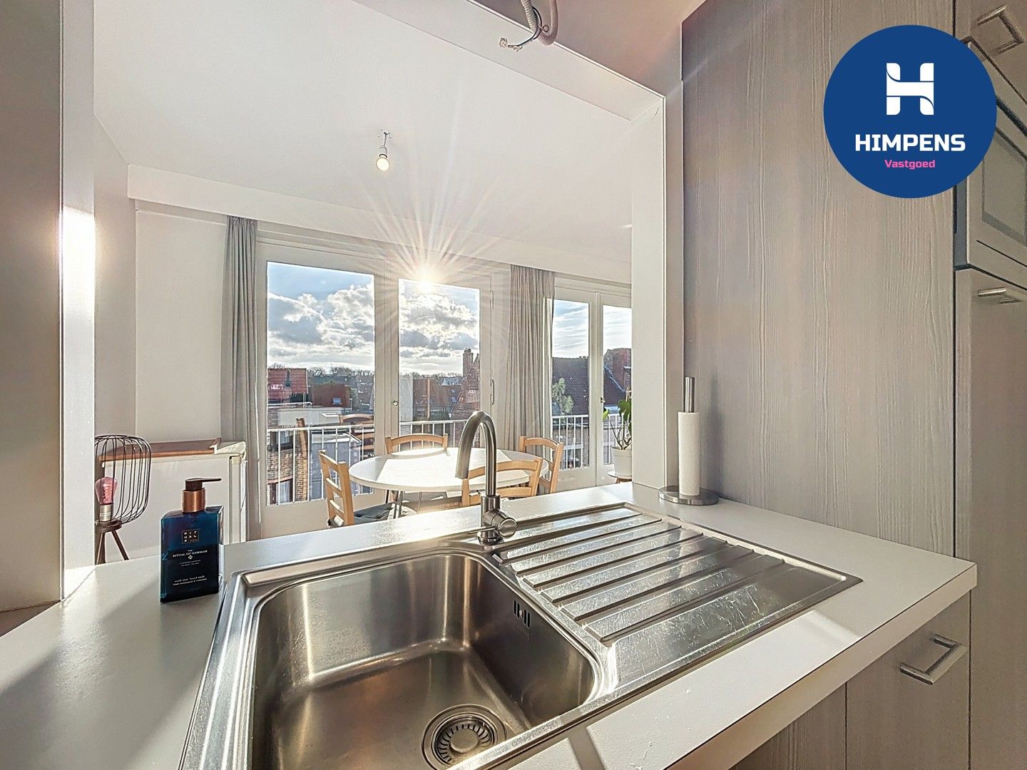 Instapklaar zonnig appartement in het centrum van De Panne foto 5