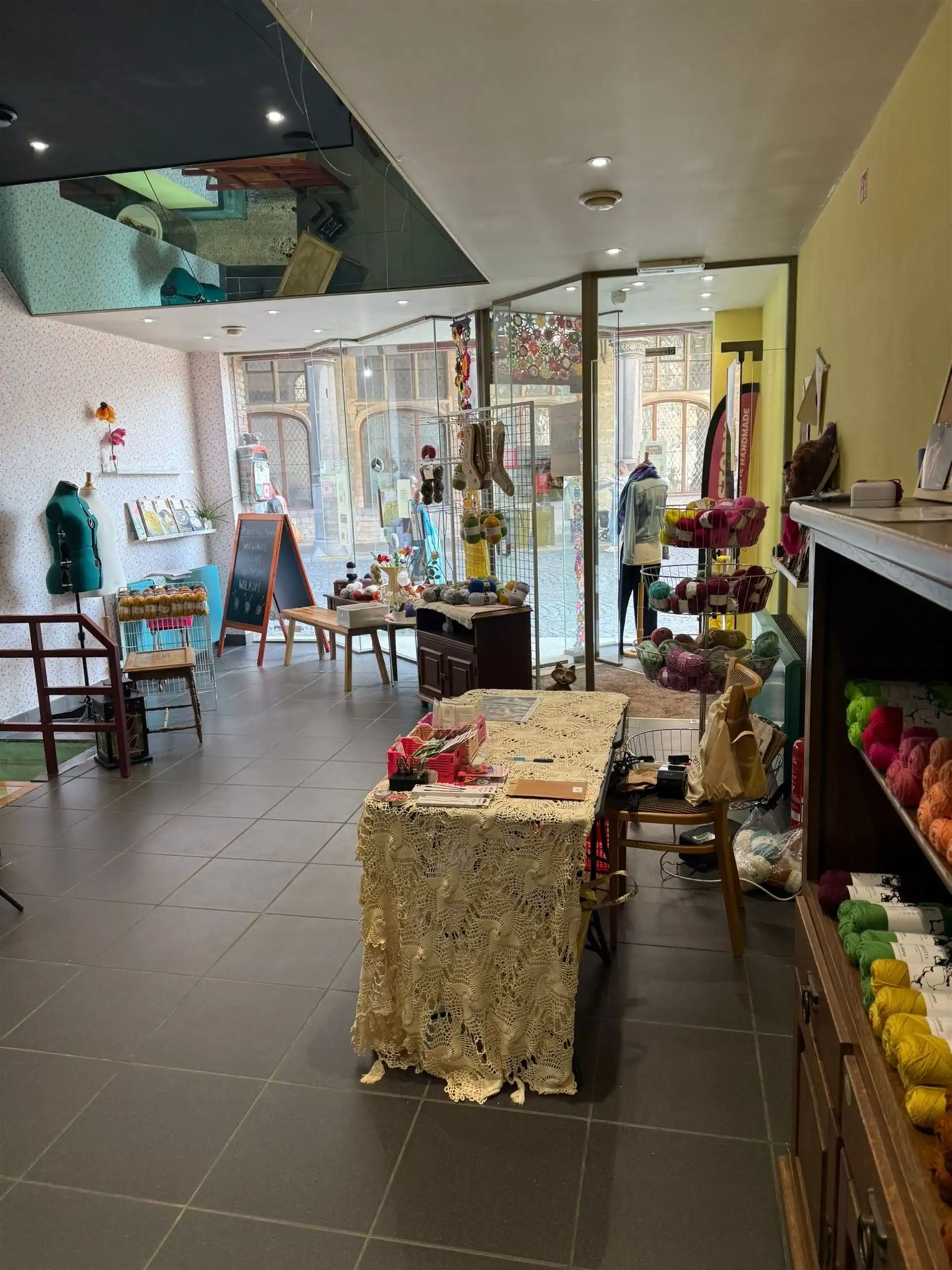 Handelspand met grote etalage op een toplocatie aan de Grote Markt te Mechelen! foto 2