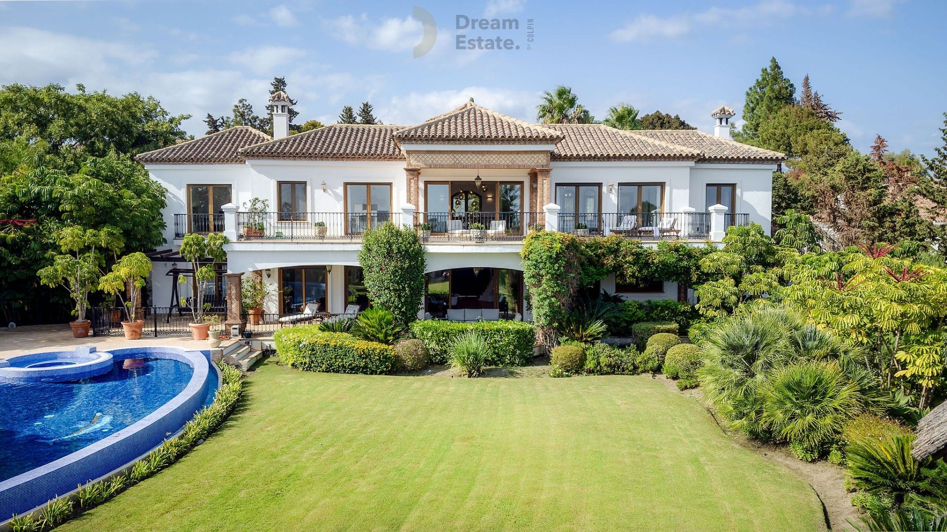 Welkom in deze prachtige villa te El Paraiso, een mix van Andalusische charme en moderne elegantie. foto 2