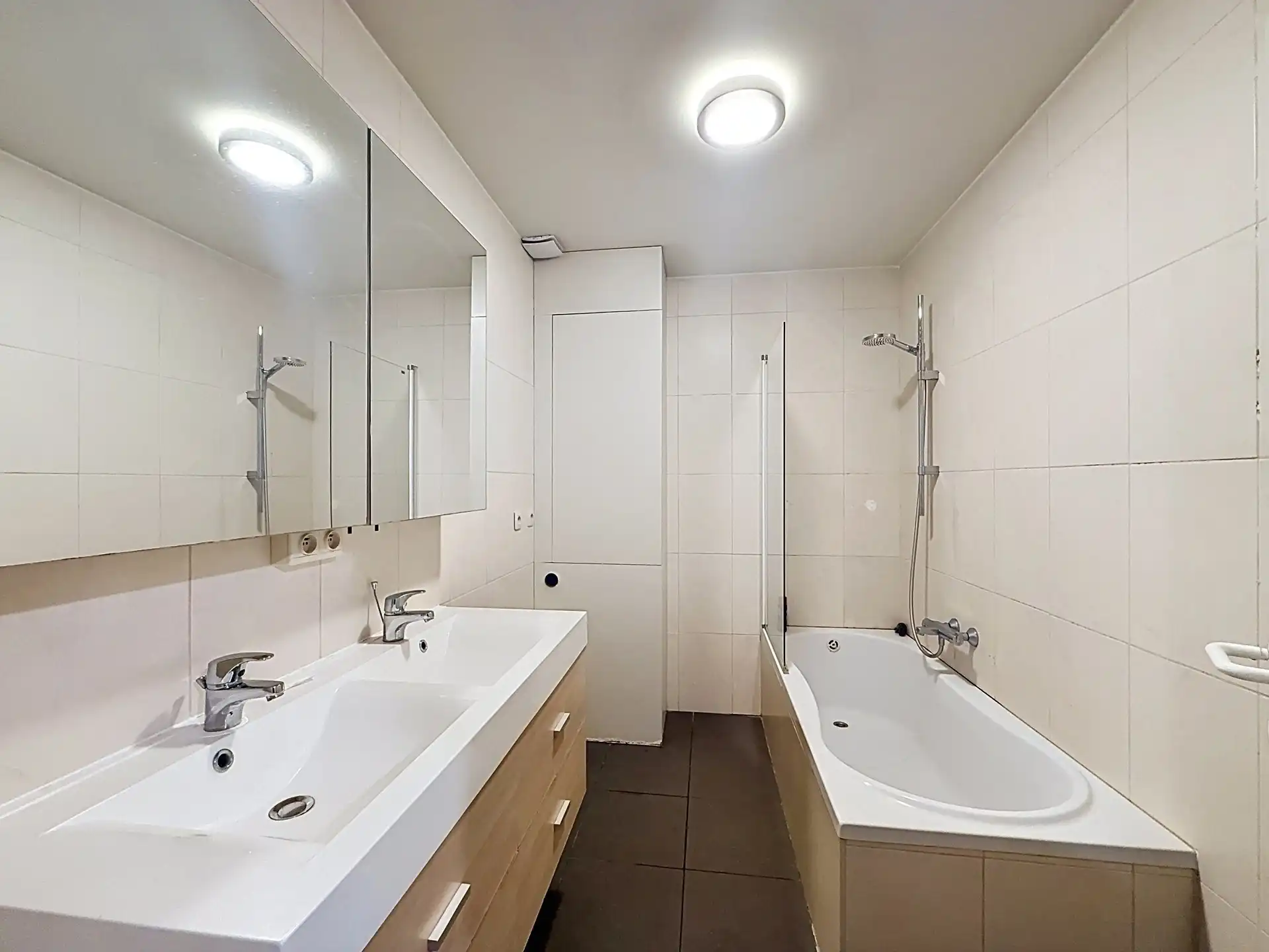 Recent en ruim 2-slaapkamer appartement met staanplaats nabij centrum Sint-Pauwels! foto 12