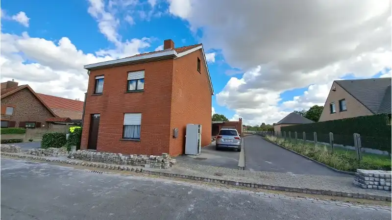 Vrijstaande woning met 4 slaapkamers en dubbele garage&nbsp;te huur in Zwevezele foto {{pictureIndex}}