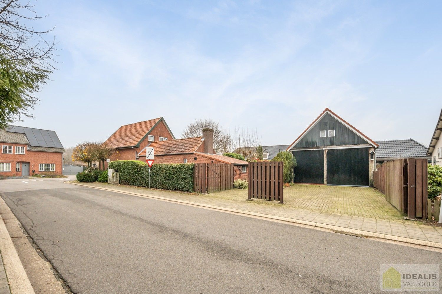 IDEALIS VASTGOED – Prachtige, stijlvolle woning met een aangename 123m² als bewoonbare oppervlakte. De woning omvat een lichtrijke ruime woonkamer voorzien van een pellet kachel en met een prachtige parketvloer dewelke overgaat in de keuken en 3 slaapkamers op een ruim en prachtig aangelegd perceel van 7a 42ca. Dit alles gelegen in een heerlijk rustige straat, op enkele minuten zowel van de centra van Pelt als Achel, doch ook op een steenworp van de Nederlandse grens, dichtbij Valkenswaard en Eindhoven. foto 3