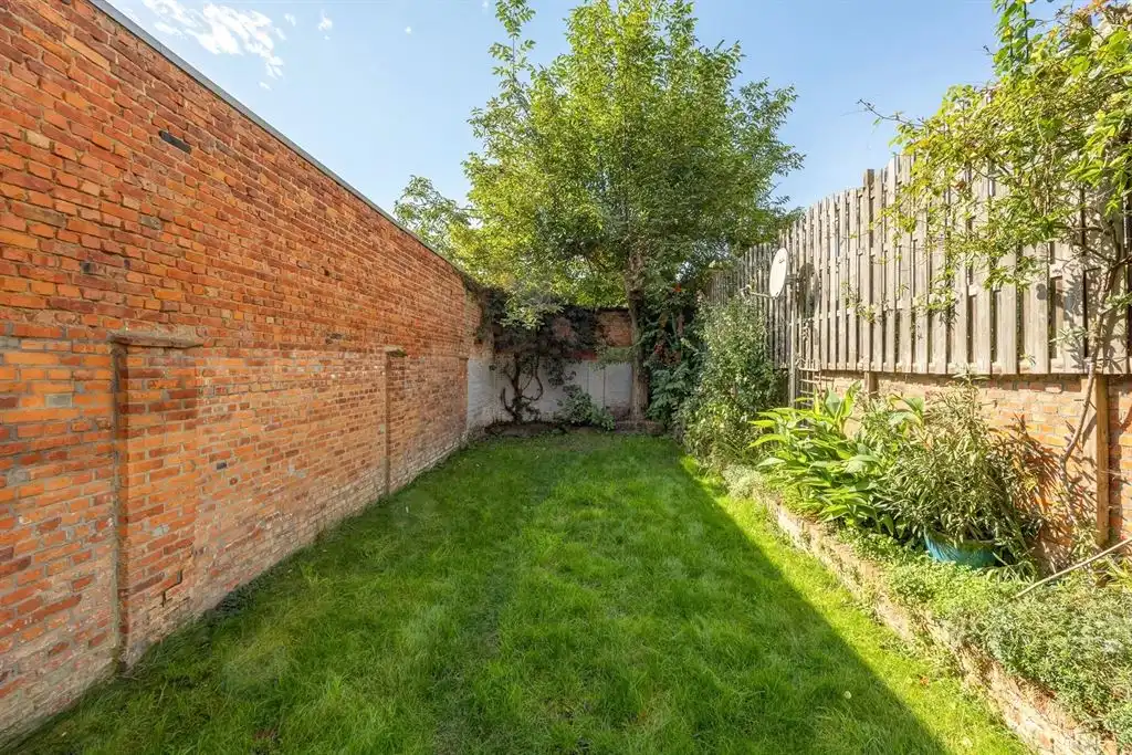 Instapklaar huis met ruime tuin  foto 11