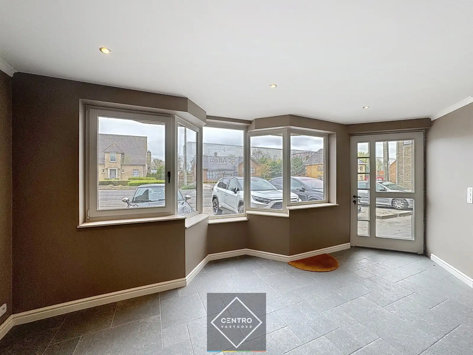 Prachtig gerenoveerde HANDELSRUIMTE / KANTOOR met TUIN langs een drukke verbindingsbaan (Gistel - Torhout, N33) te Ichtegem. foto 4