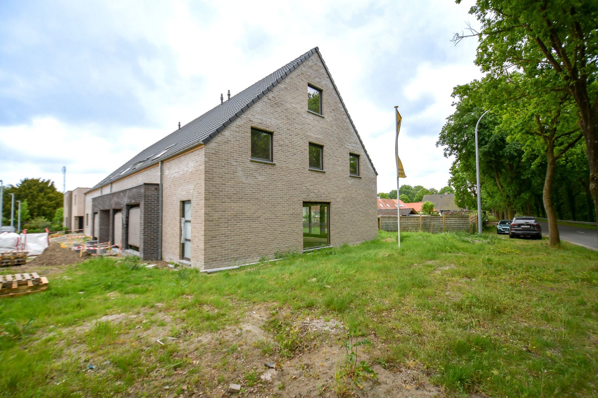 Landelijk gelegen NIEUWBOUW woning met 5slpk langs het kanaal op 340 m² - LOT 1 foto 2