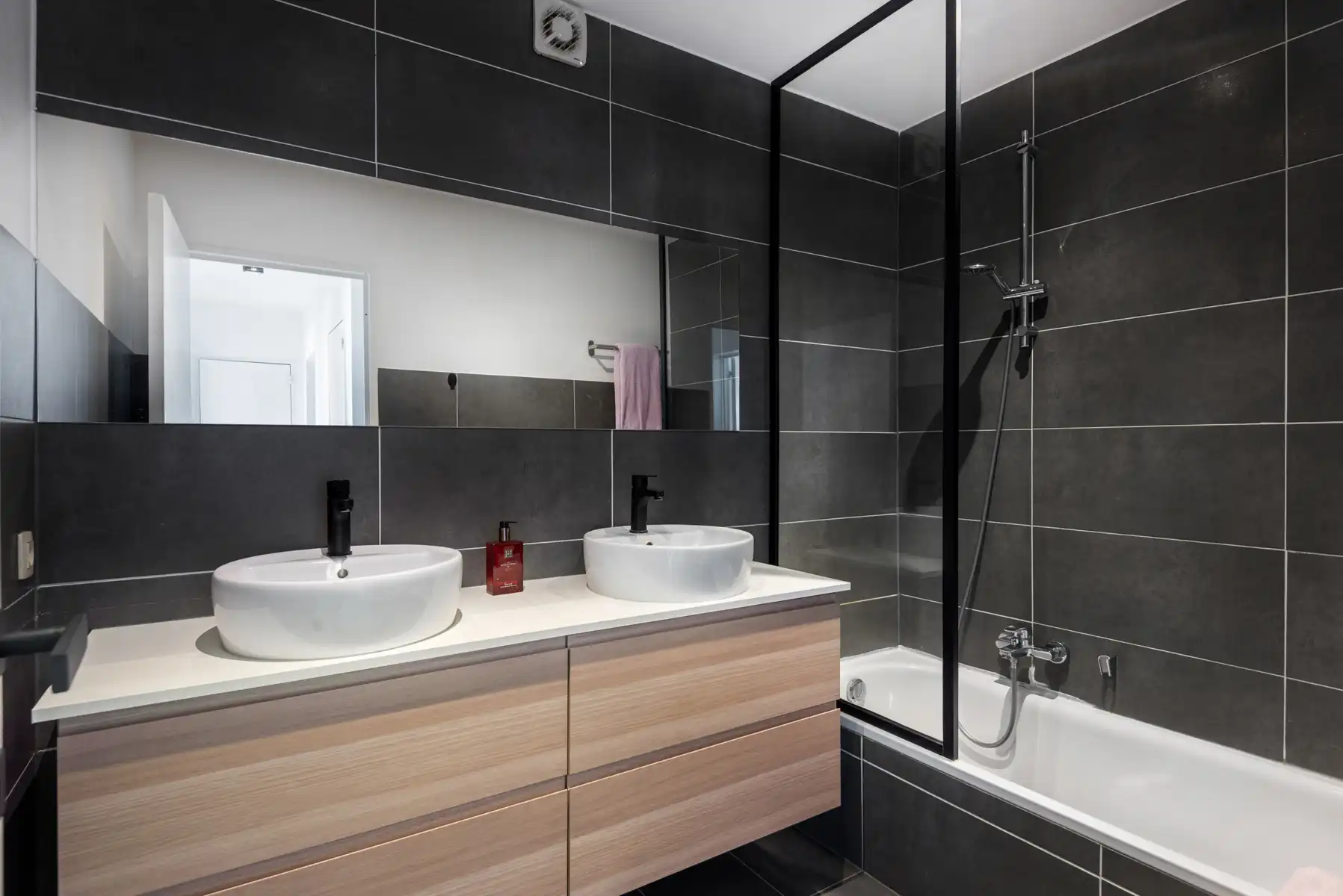Atypisch ruim appartement met drie slaapkamers foto 21