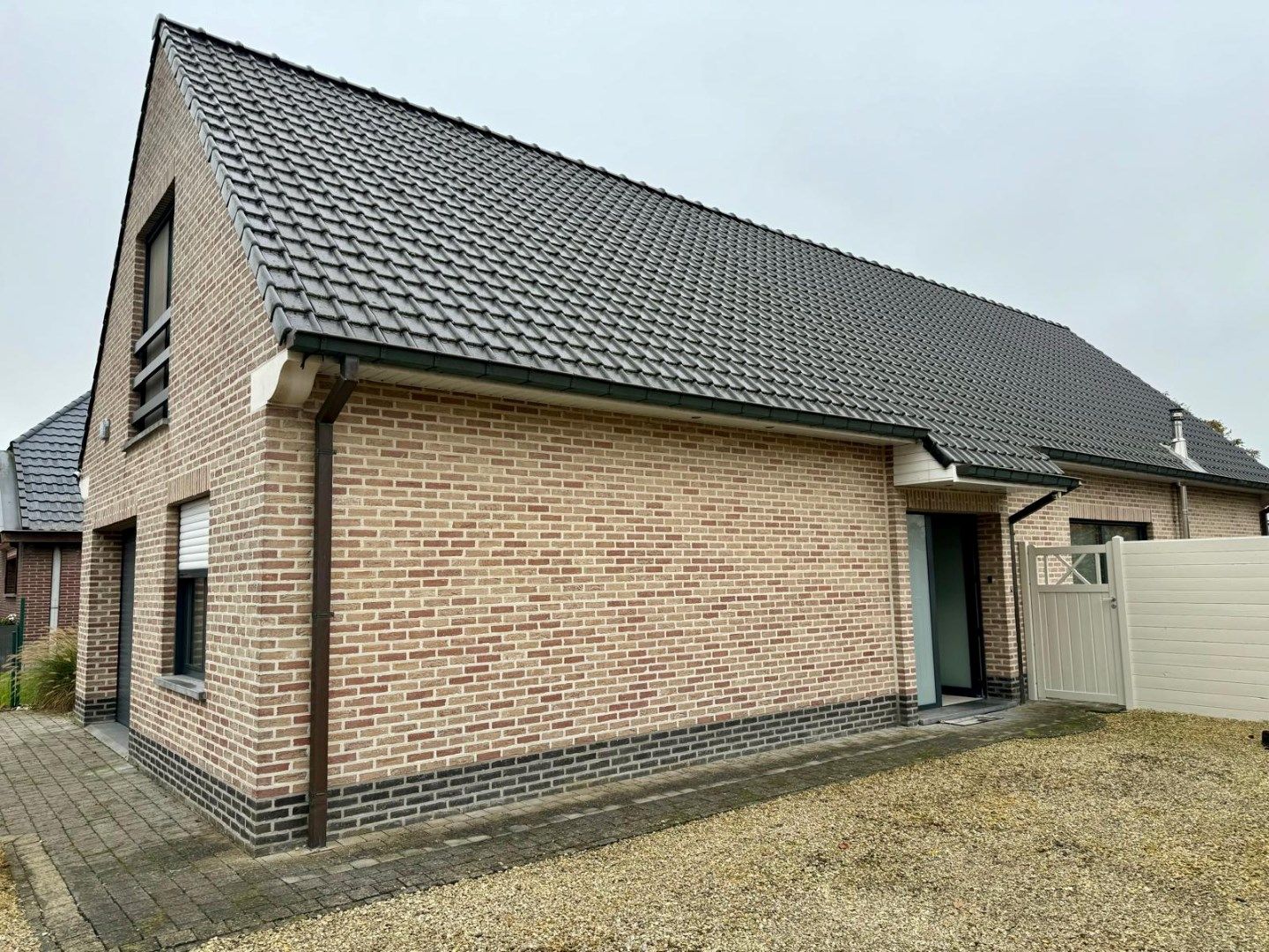 Te huur in Opwijk: ruime en energiezuinige villa met 4 slaapkamers foto {{pictureIndex}}