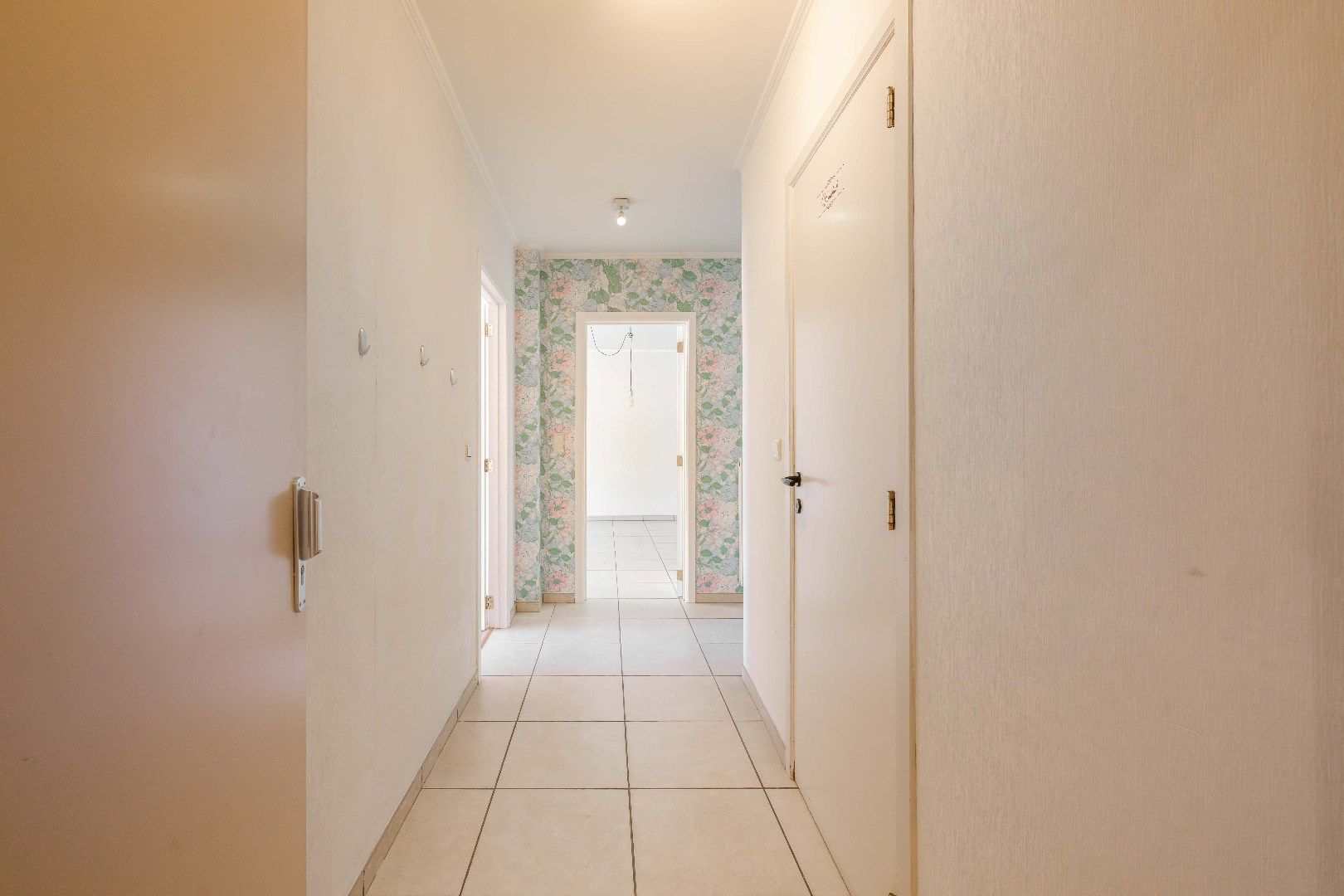 INSTAPKLAAR GELIJKVLOERS APPARTEMENT MET 2 SLPKS EN TERRAS foto 5