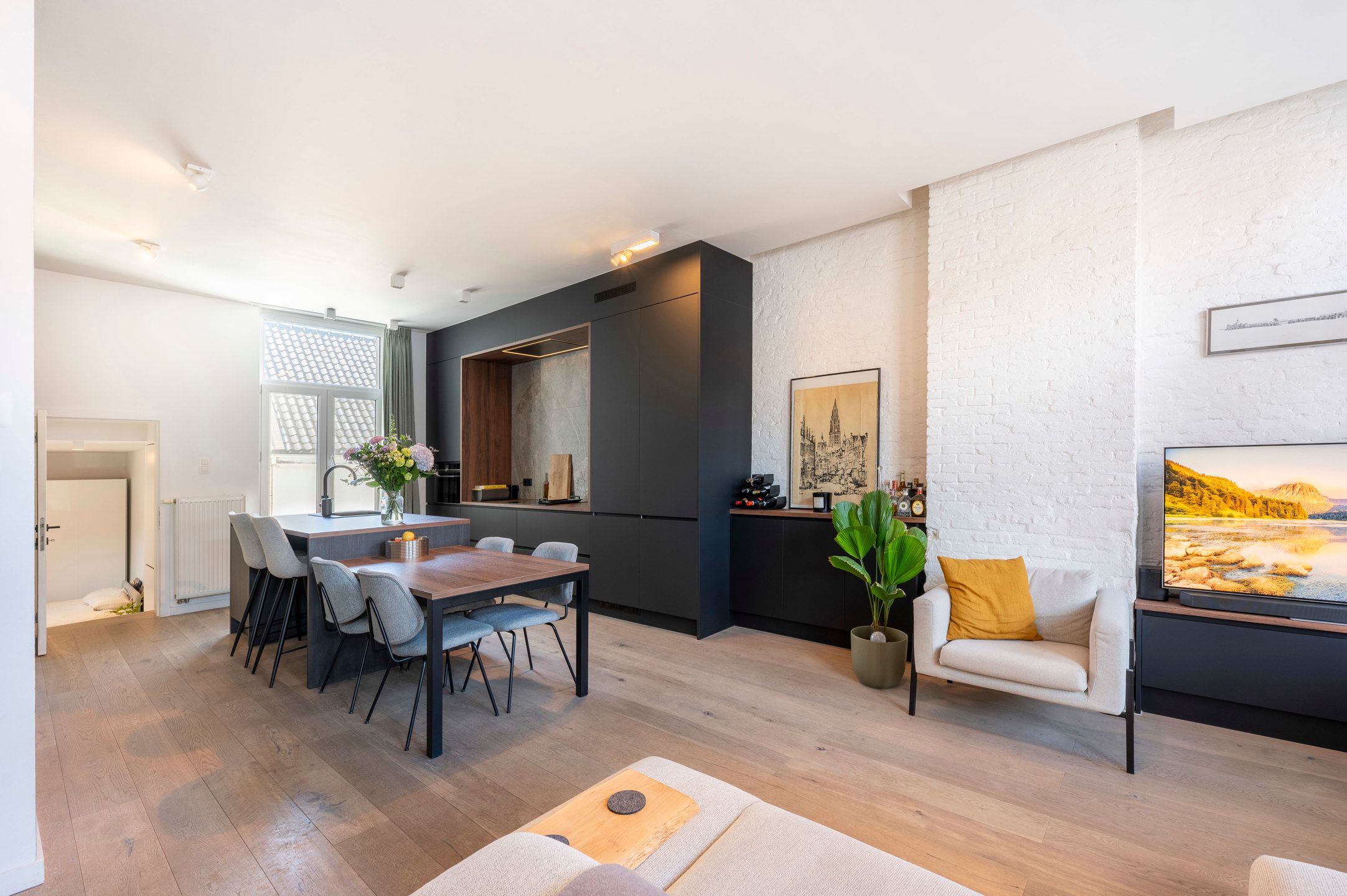 Top gerenoveerd appartement aan het Zuid in Antwerpen. foto 5