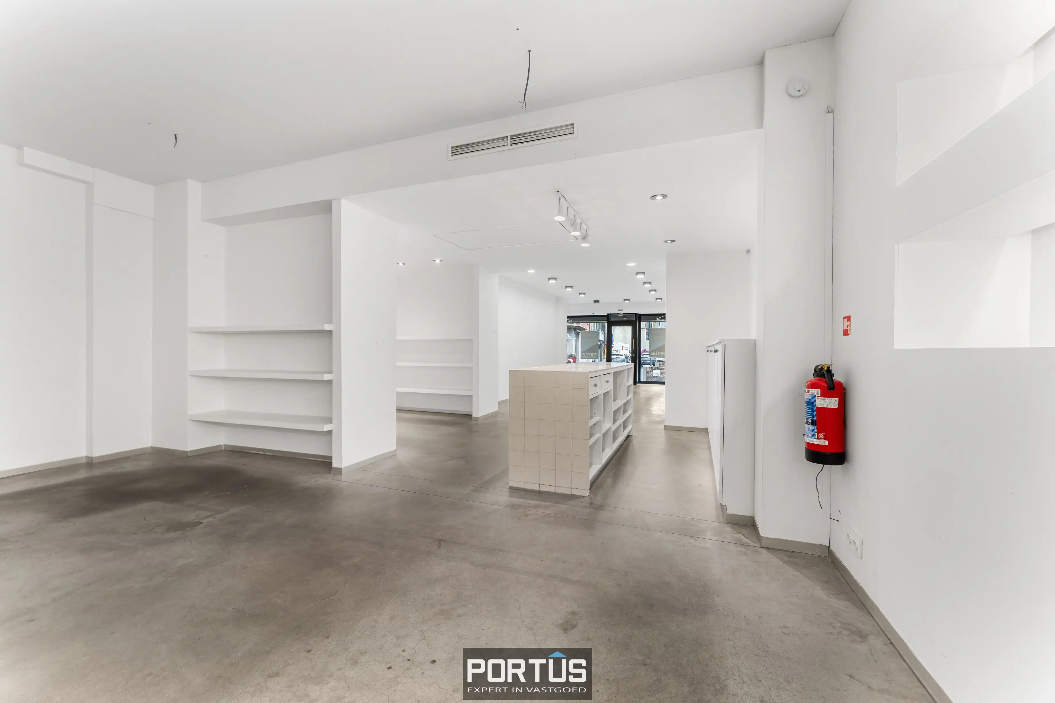 Commercieel gelegen handelspand te koop te Roeselare  foto 2