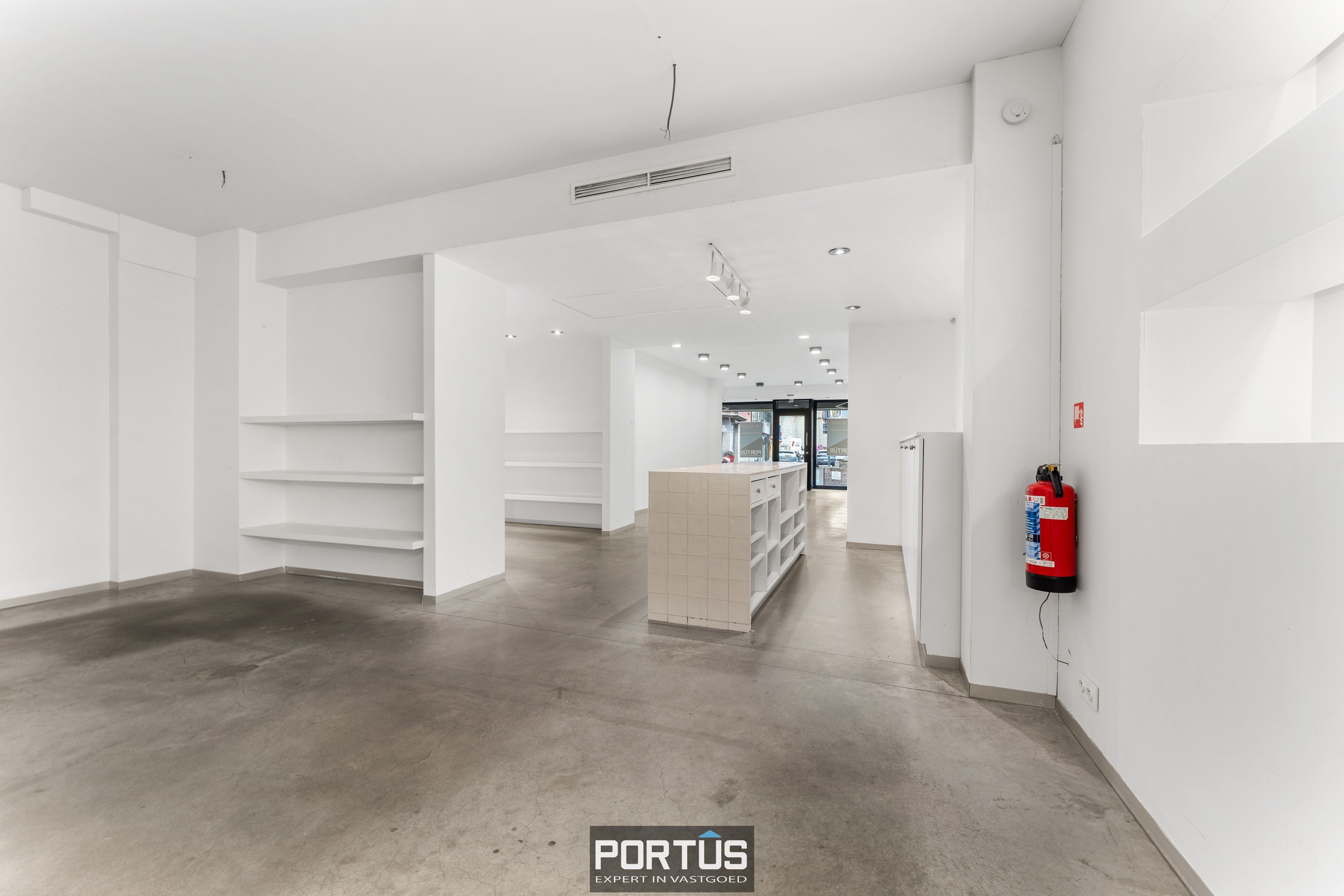 Commercieel gelegen handelspand te koop te Roeselare  foto 2