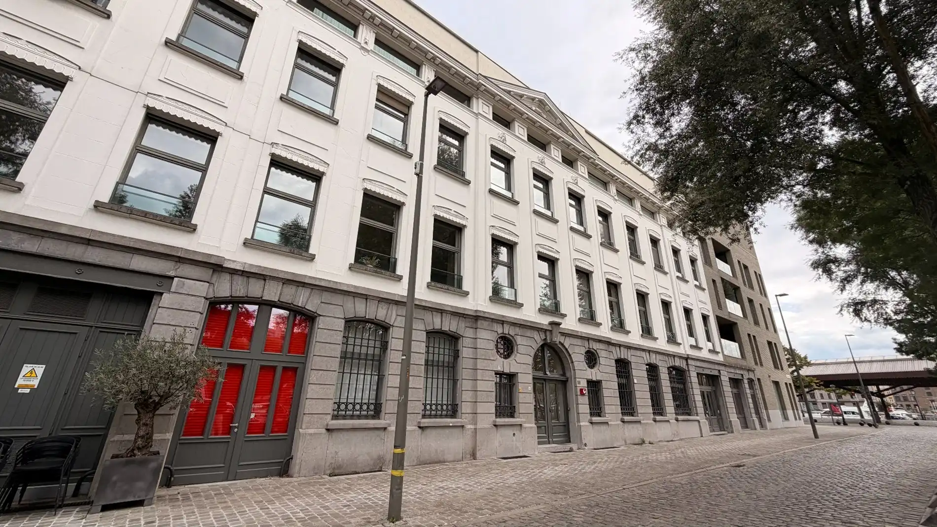 Showroom (B2B) of kantoorruimte te huur aan 't Eilandje in Antwerpen foto {{pictureIndex}}