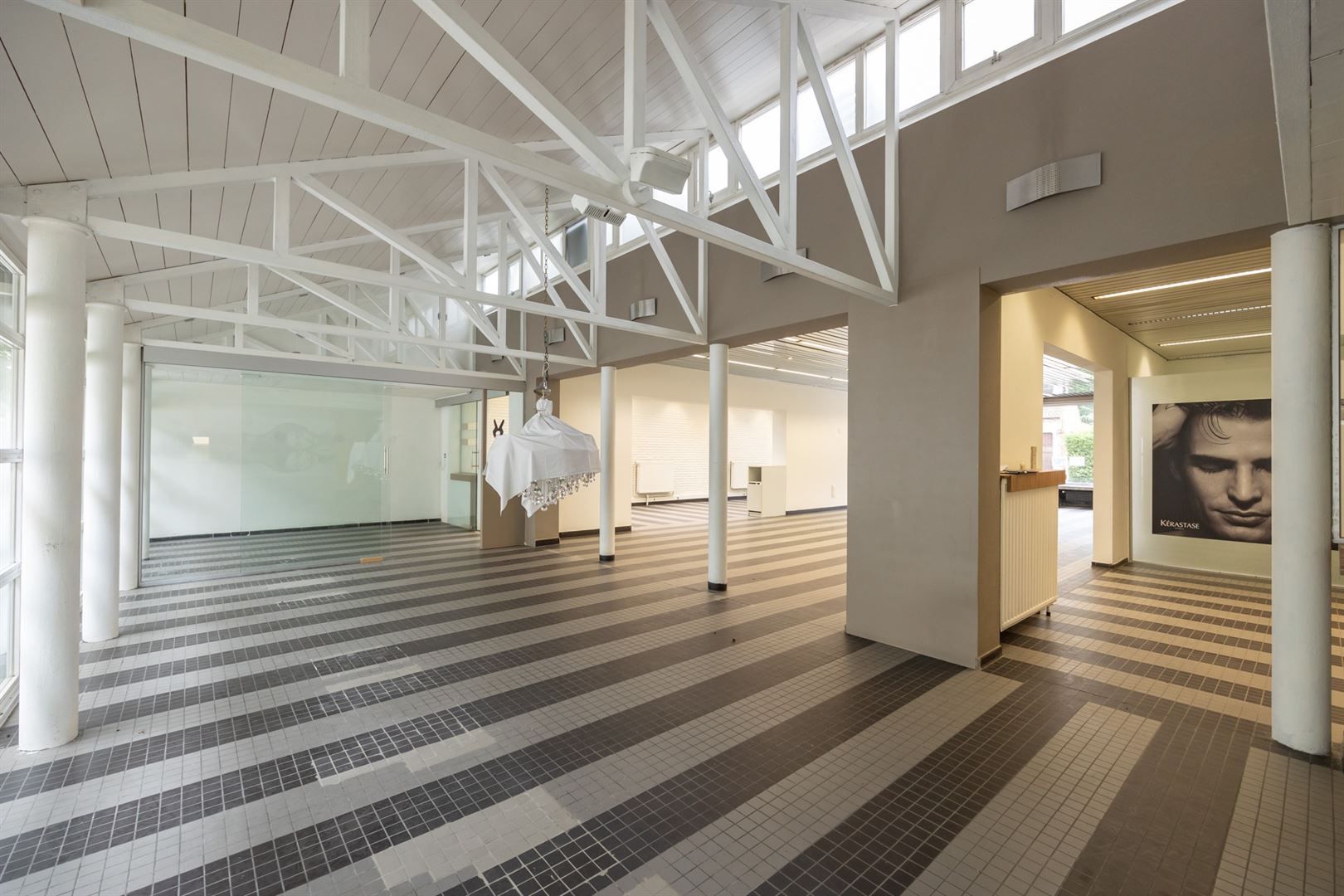 Kantoor met grote vitrine en duplex appartement foto 12