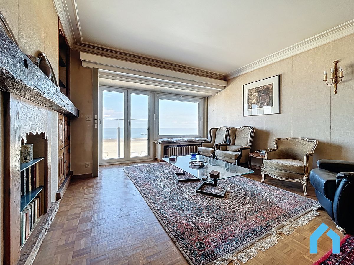 Magnifiek zeezicht en veel potentieel: maak van dit appartement uw parel! foto 6