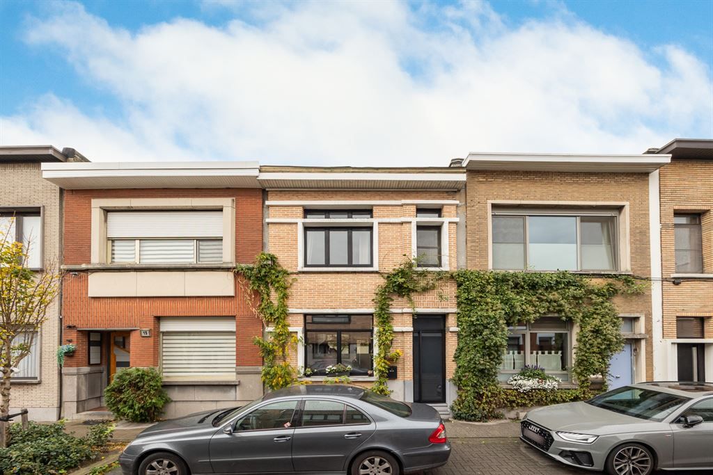 Gerenoveerde woning met zonnige tuin op toplocatie foto {{pictureIndex}}