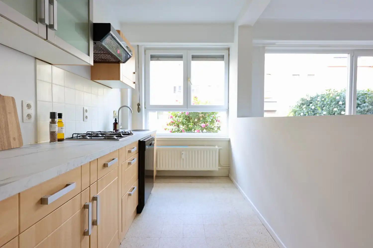 Instapklaar appartement met 2 ruime slks, tuin en parking! foto 13