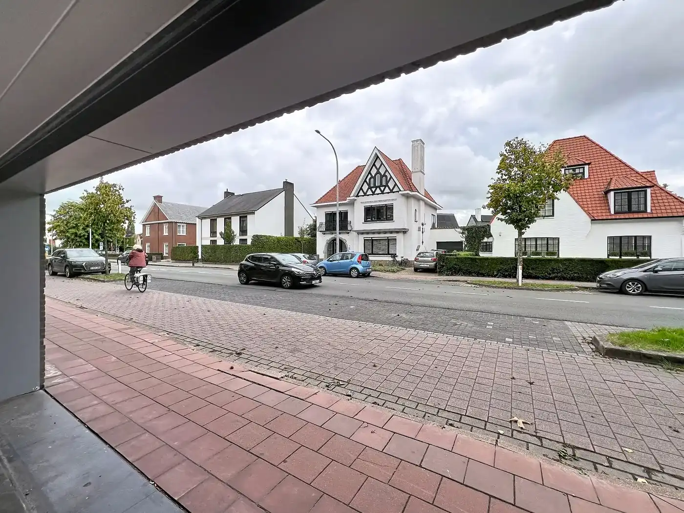 Zeer ruime VERHUURDE inpandige garagebox ( 27m2 ) foto 4