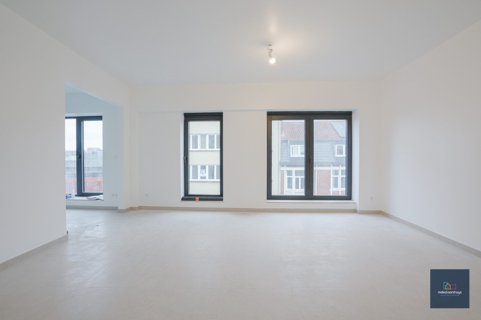 Gunstig gelegen en recent gelijkvloers 2 slaapkamerappartement met koer.  foto 4