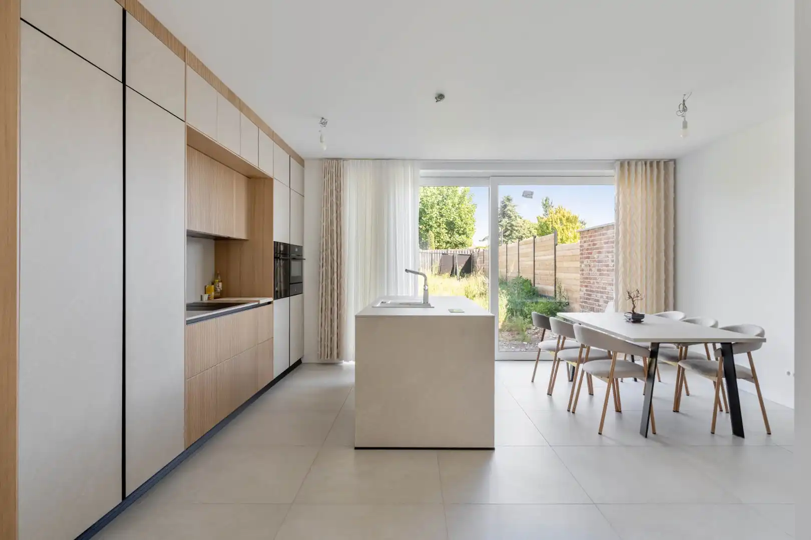 Moderne nieuwbouwwoning, 5 slpk, op een perceel van 4a31ca. foto {{pictureIndex}}