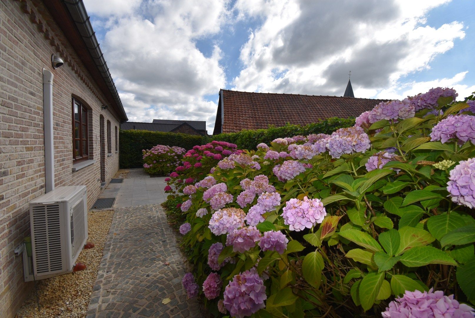 Knappe woning in open bebouwing met 4 slaapkamers te Schalkhoven foto 2