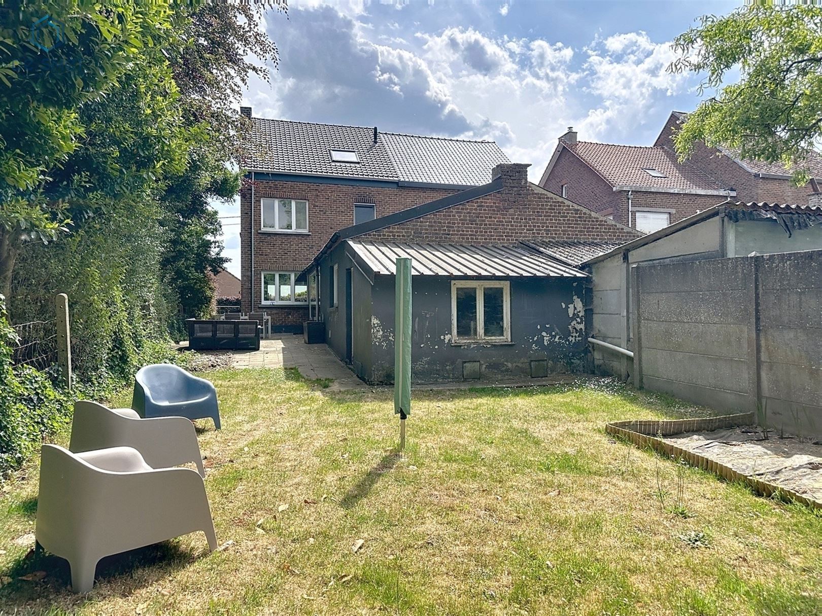 Instapklare halfopen woning met zonnige tuin en tal van troeven! foto 2