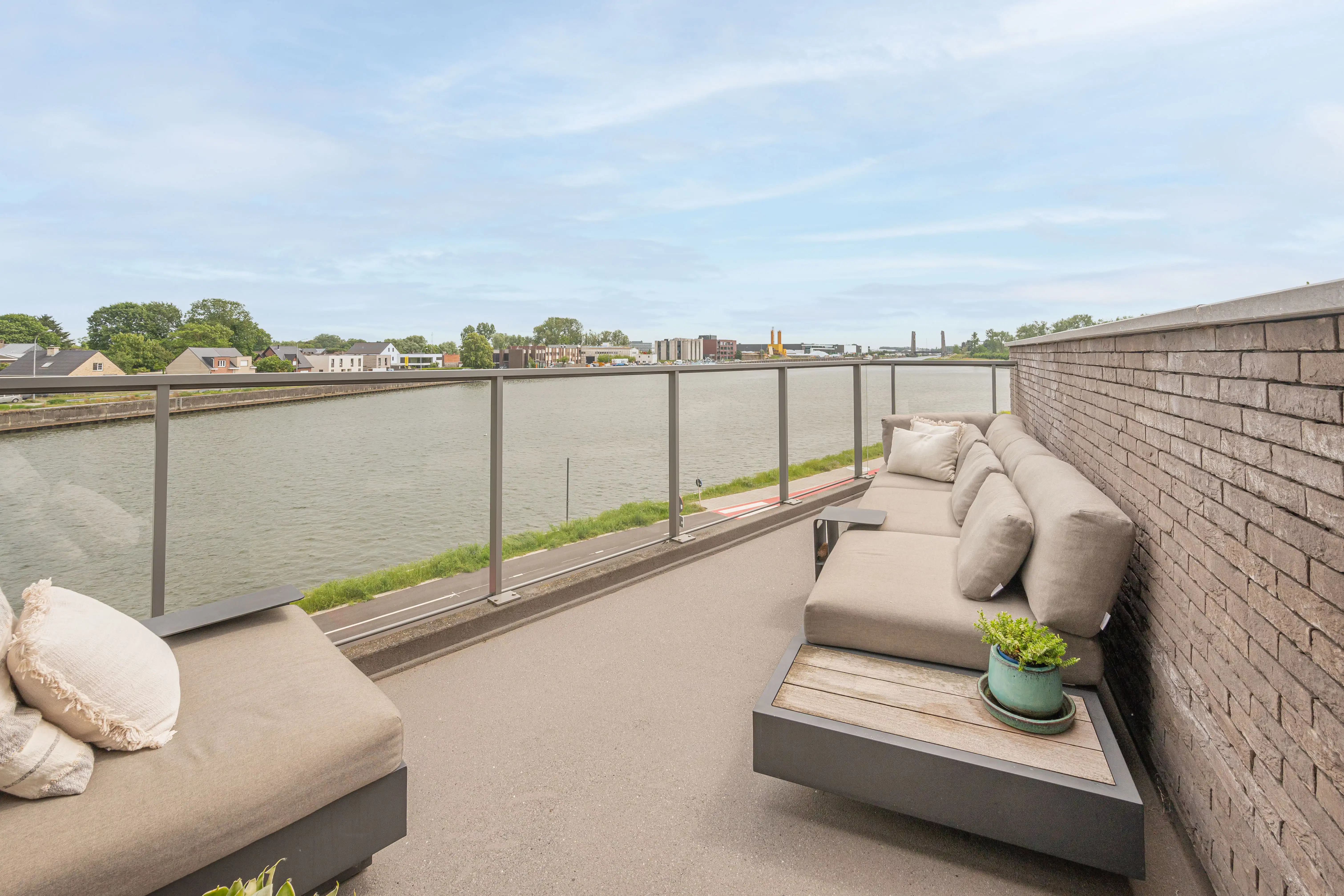 High-end penthouse met zicht op het water foto 3