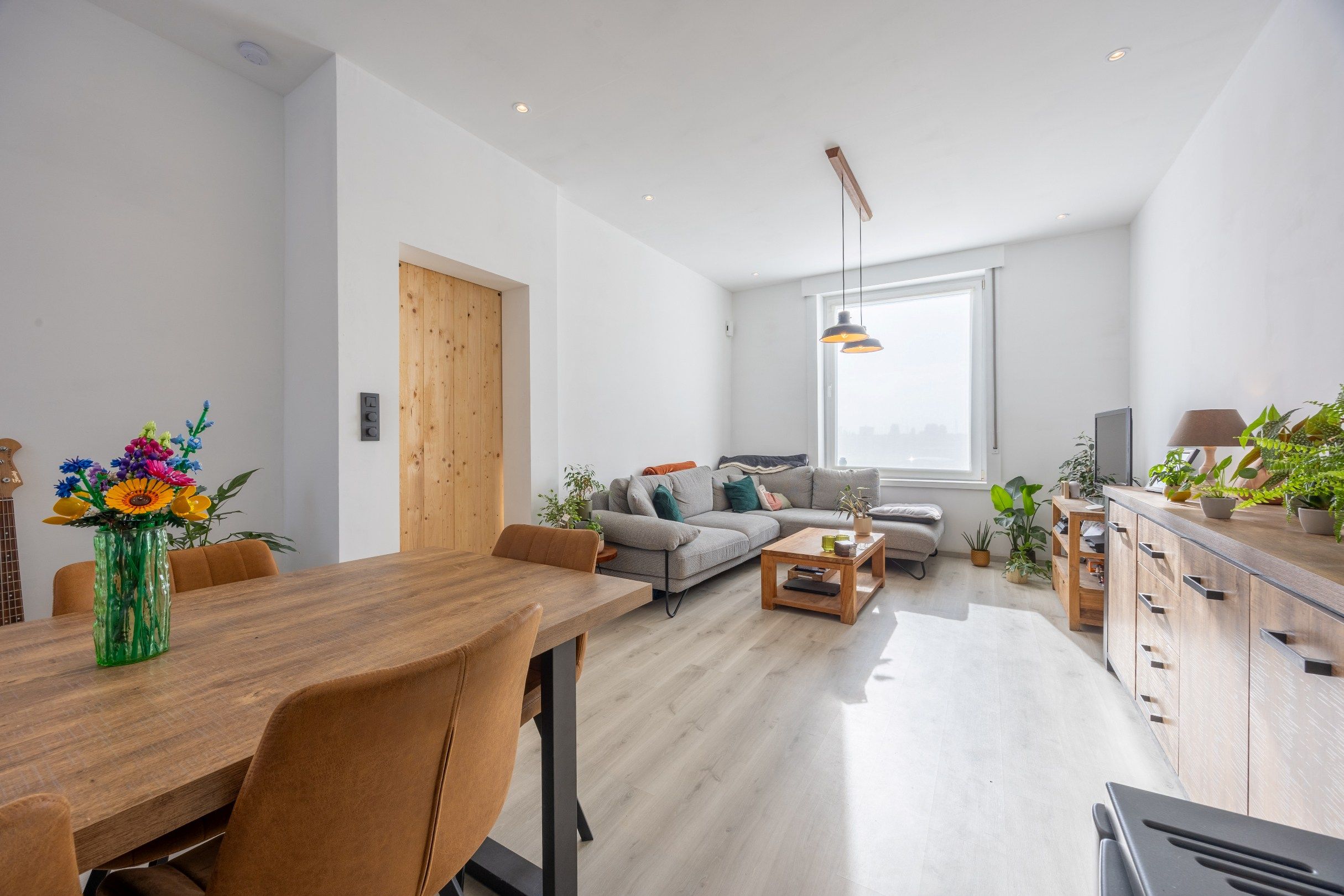 VERNIEUWDE WONING MET TUIN EN GARAGE foto 3