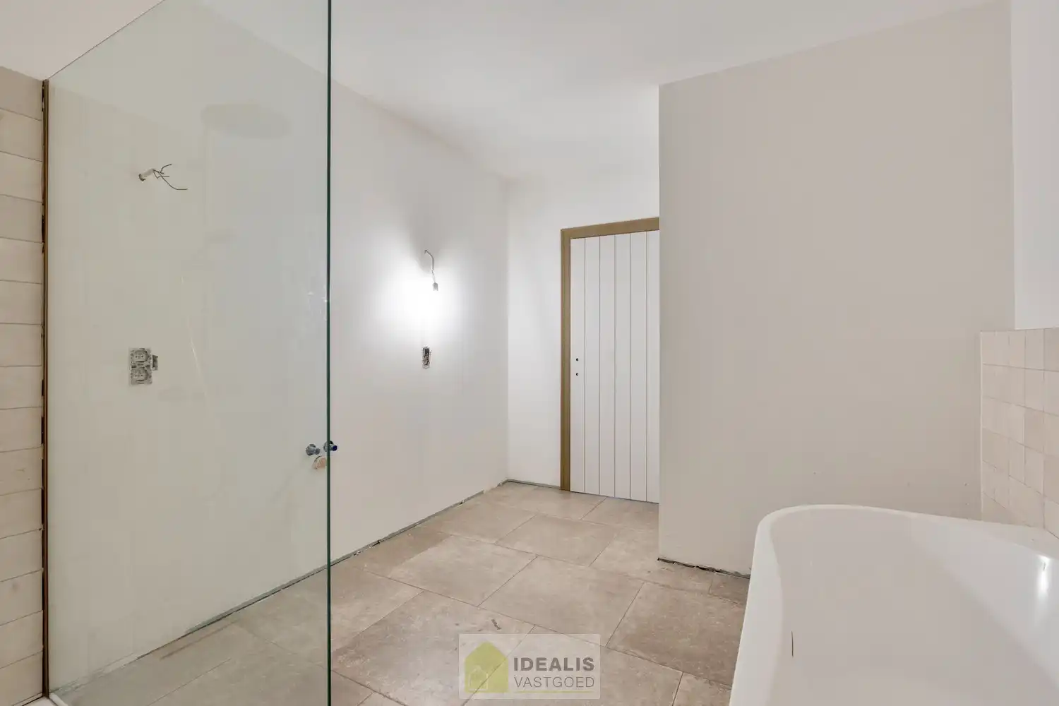 KNAPPE GROTENDEELS GERENOVEERDE EENGEZINSWONING MET EEN HEERLIJK LICHTRIJKE WOONKAMER MET OPEN KEUKEN, AANSLUITEND VERANDA MET ZICHT OP DE ZEER RUIME TUIN (+-2700M²!), 3 SLAAPKAMERS, RUIMTELIJKE BADKAMER VOORZIEN VAN BAD EN INLOOPDOUCHE EN DE WONING IS VOLLEDIG ONDERKELDERD! EEN HEERLIJK RUIME BUNGALOW DIE NOG VOLLEDIG NAAR EIGEN SMAAK AFGEWERKT KAN WORDEN! Een aangename woning met een bewoonbare oppervlakte van +- 205m² op een perceel van +- 26are98ca (2698m²) op een rustige locatie! Tevens is de woning centraal gelegen t.o.v. het centrum van Peer, Meeuwen (Oudsbergen) en Houthalen-Helchteren en kan men vlot gebruik maken van de Noord-Zuidverbinding (A24). foto 18