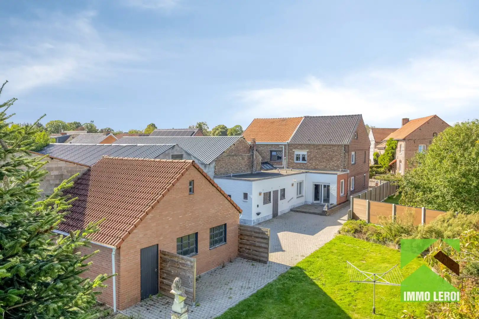 Mooie gezinswoning met 2 garages en prachtige tuin op totaal 52a 91ca foto 3