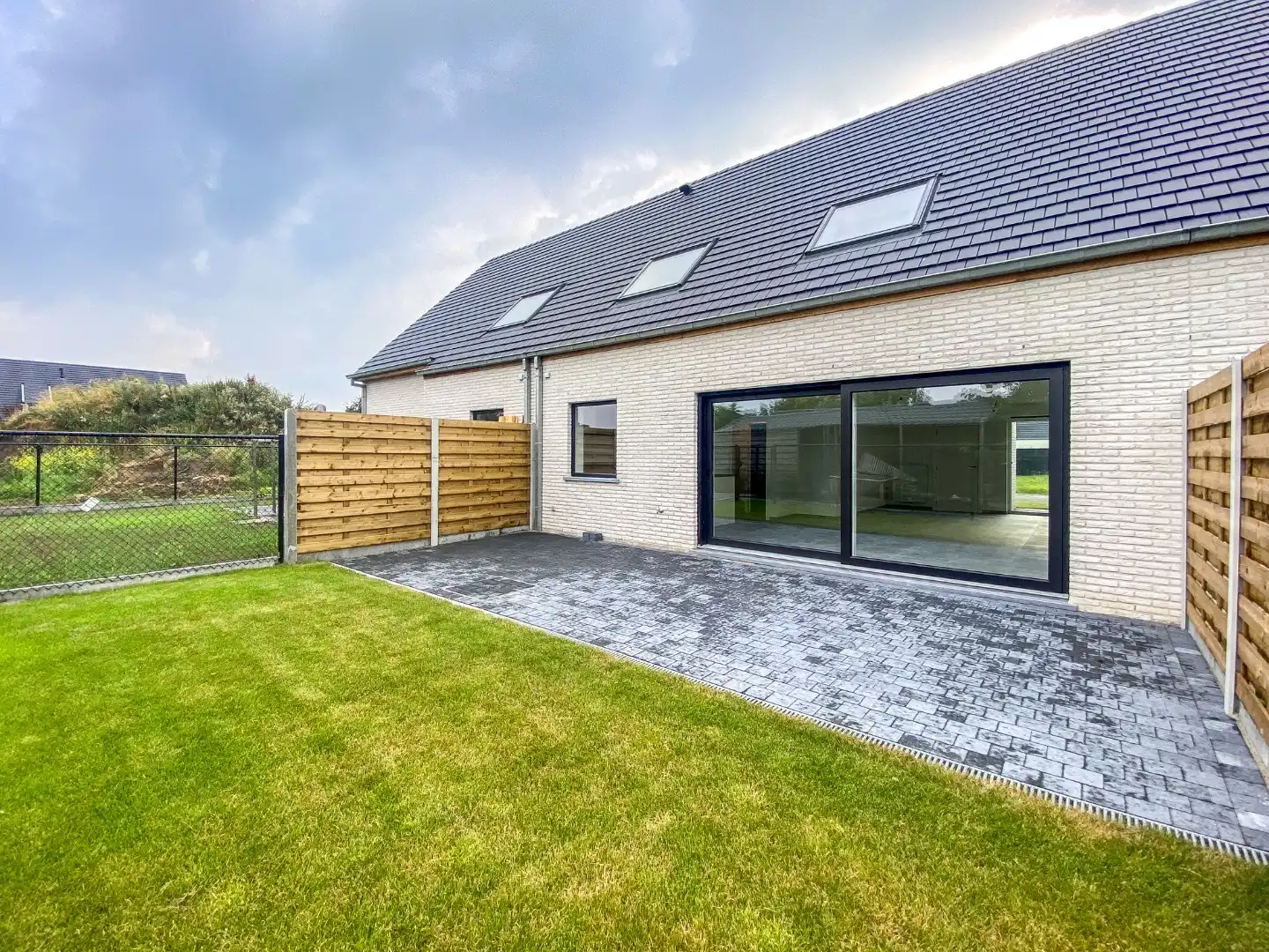 Ruime energiezuinige nieuwbouwwoning (2024) met inpandige garage op 193m² gelegen te Houthulst. foto 3