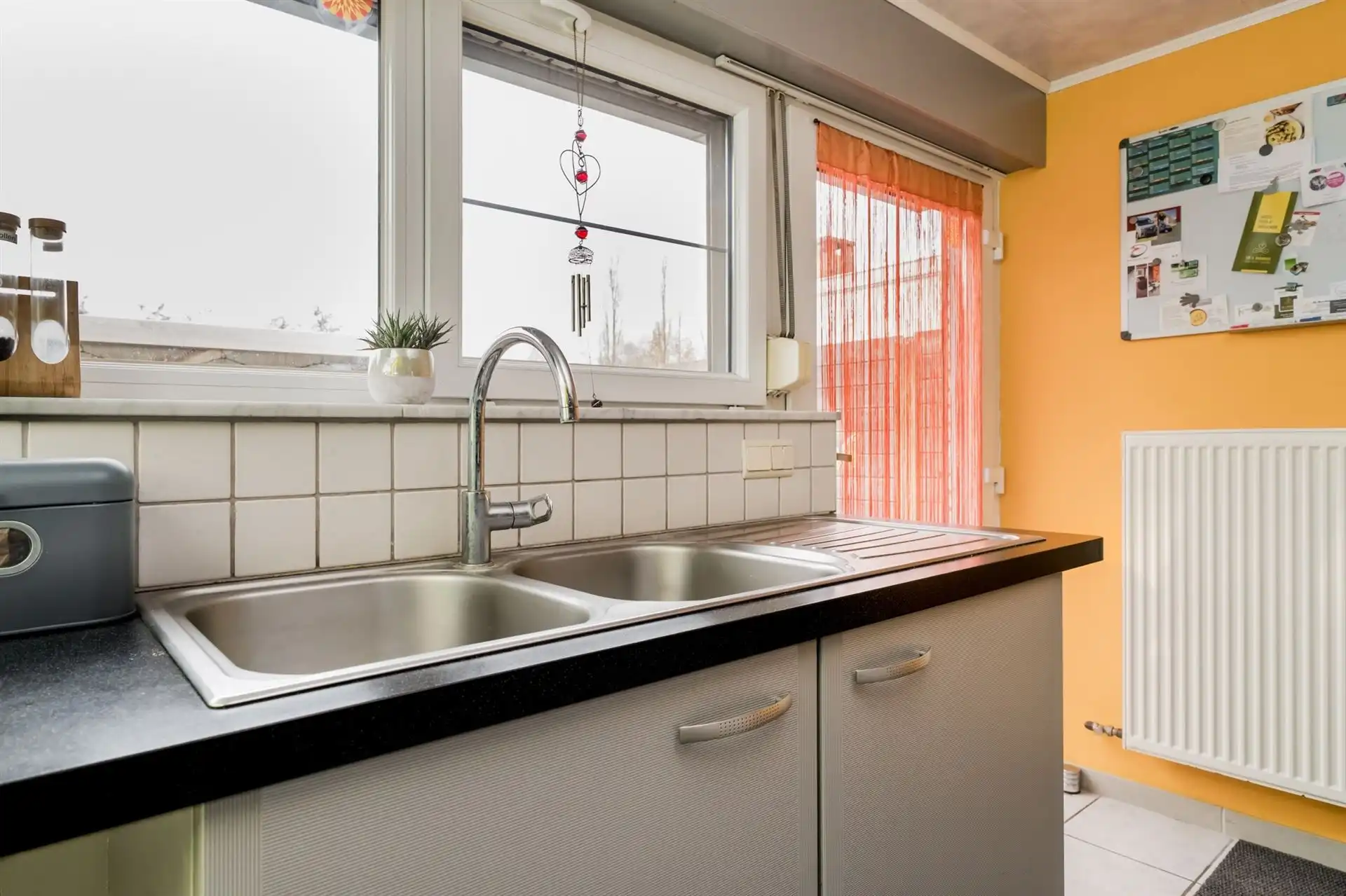 Zeer gezellige en charmante woning met prachtige tuin, oprit en ruime garage foto 7