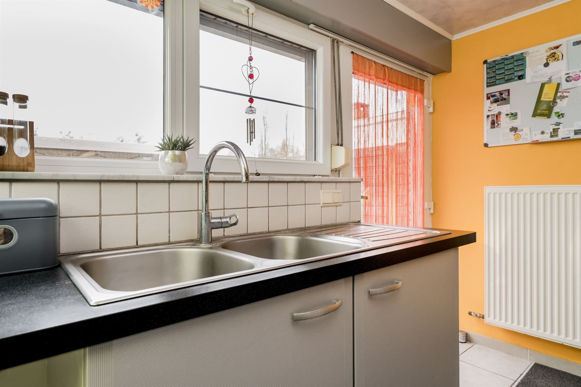 Zeer gezellige en charmante woning met prachtige tuin, oprit en ruime garage foto 7