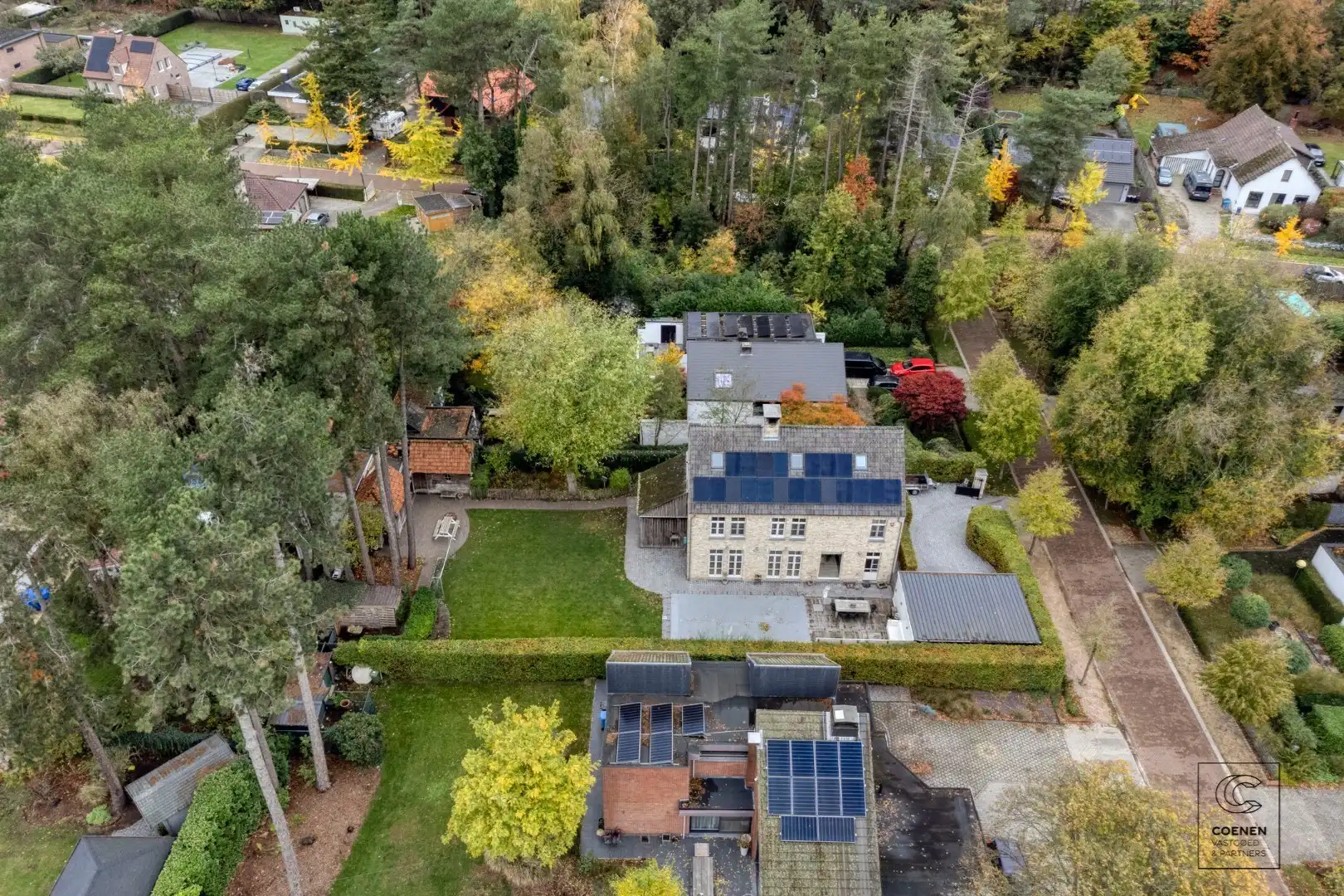 Prachtige woning met een bew. opp. van 302 m², 6 slpk, 3 bk en prachtige tuin met zwembad  foto 41