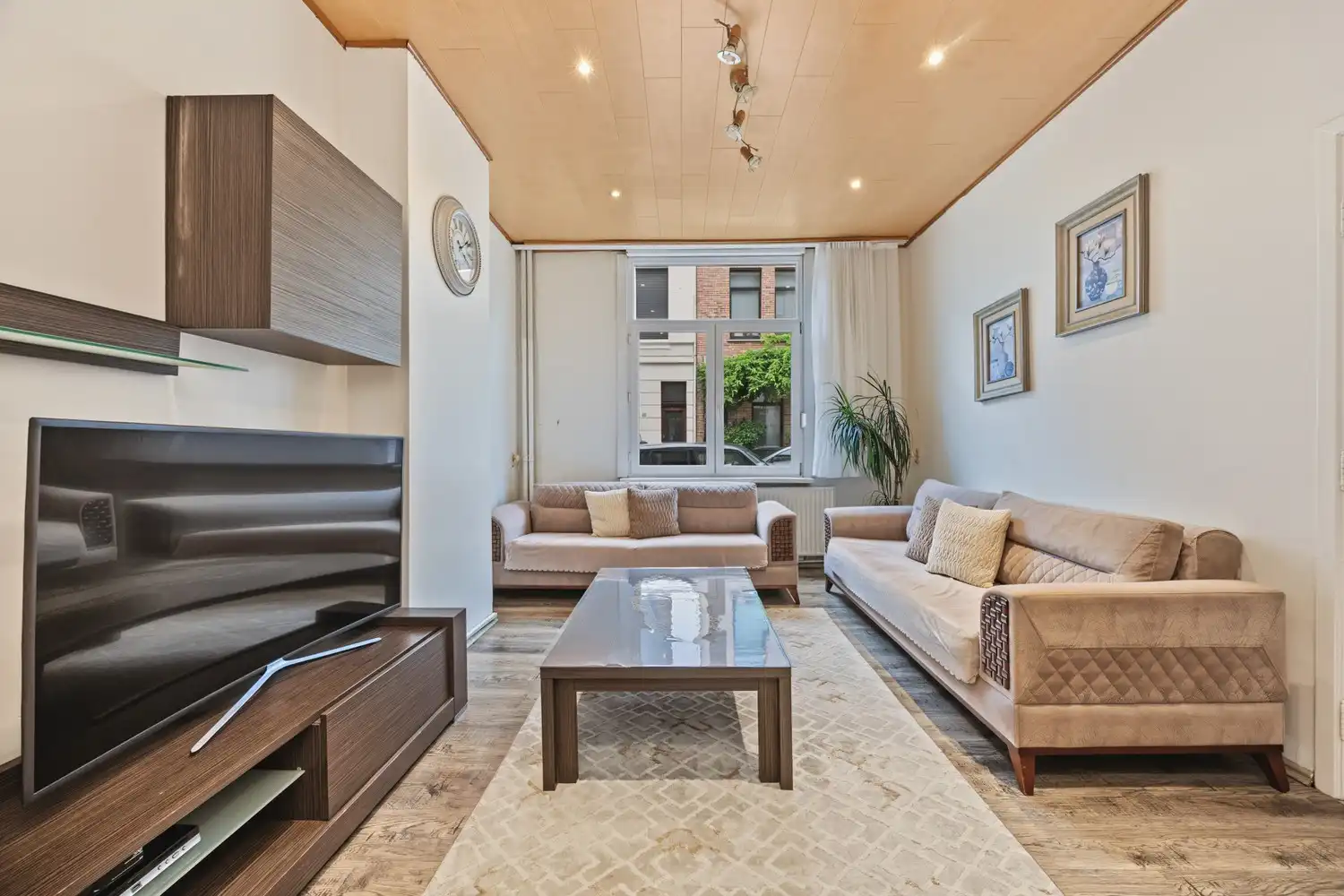 Te renoveren woning met 5 slaapkamers, 2 badkamers en ruime tuin! foto 5