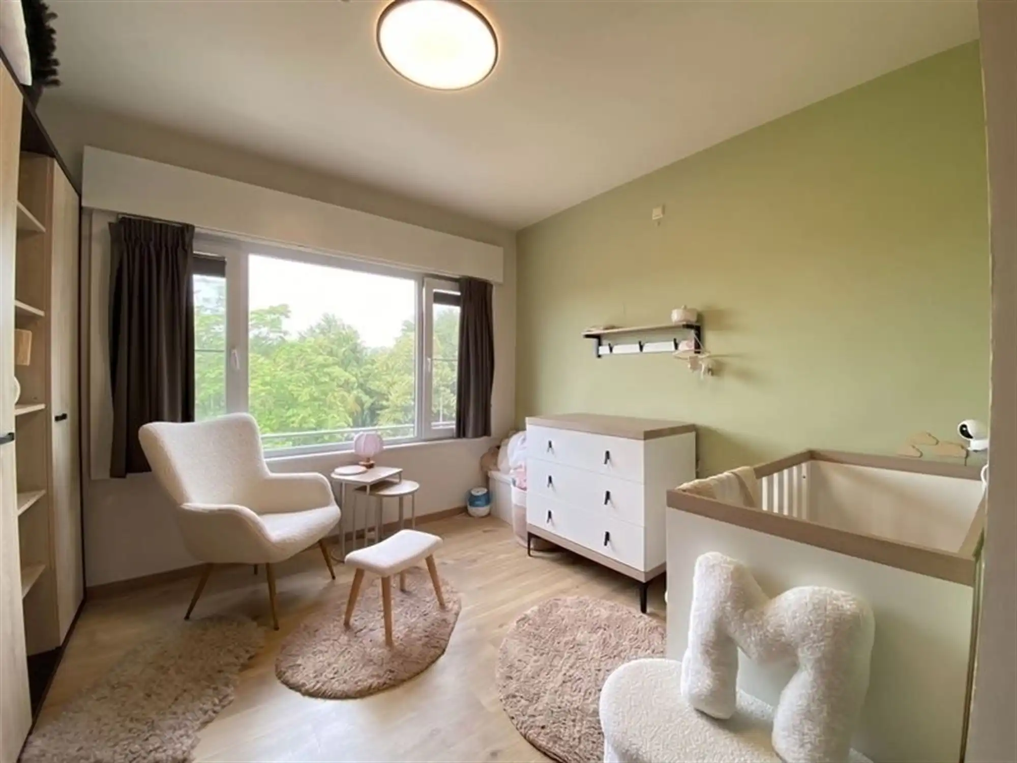 Ruim en volledig gerenoveerd appartement met groen uitzicht en garage foto 12