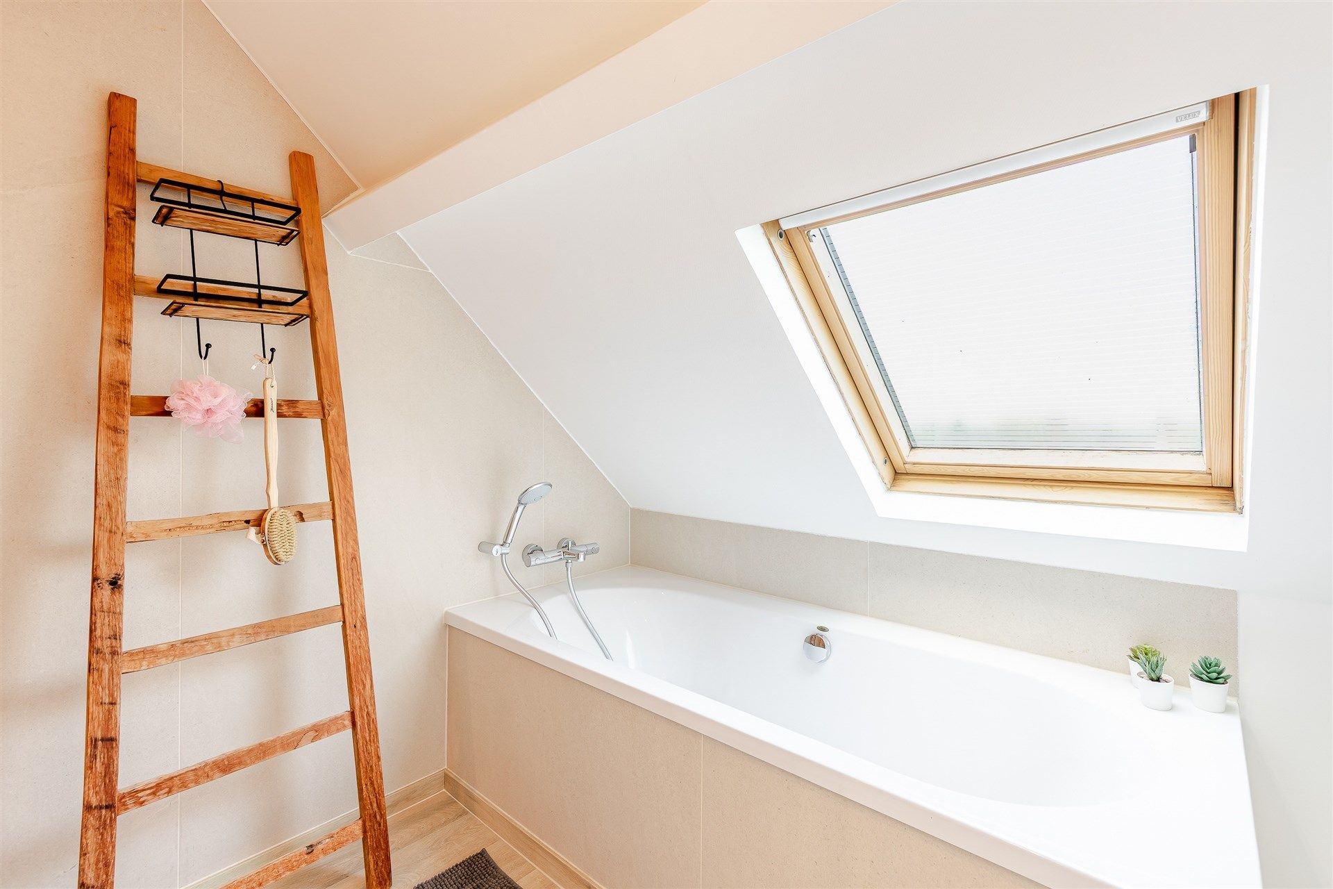 Uitstekend gerenoveerde woning met tuin en parkeerplaats foto 18