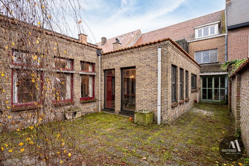 Charmante en statige woning in centrum Eeklo foto 28