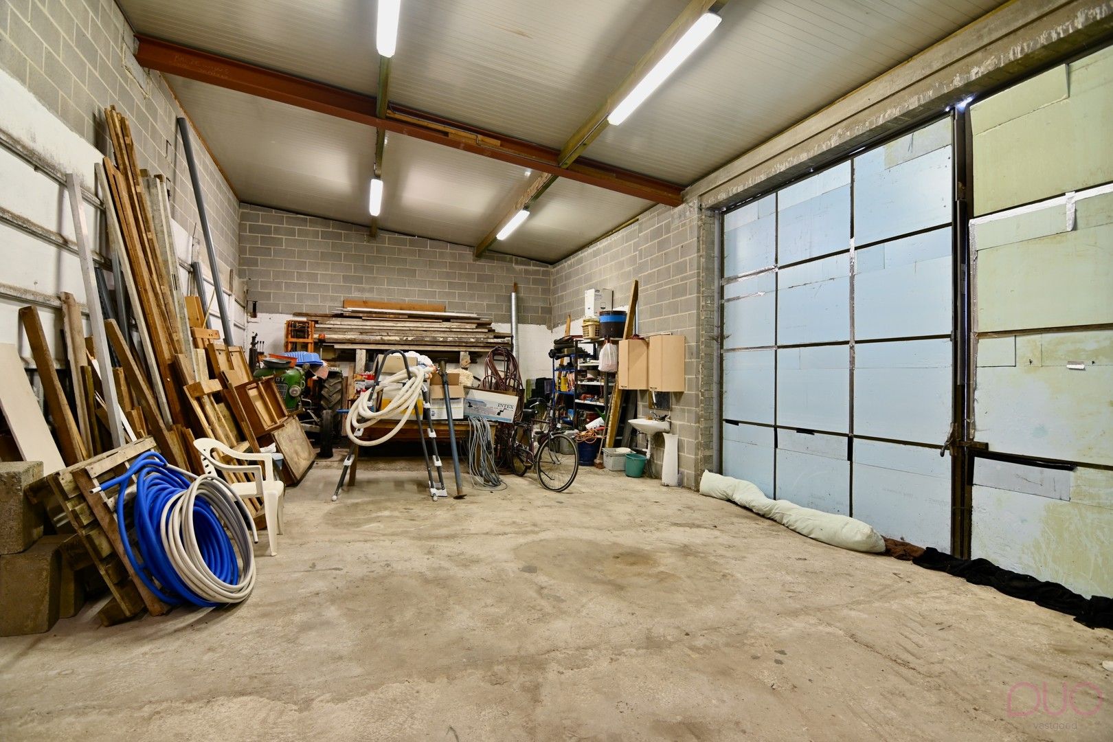 Ruime woning met 3 slaapkamers met uitbreidingsmogelijkheden. Achterliggend 3 garages en loods in Sint-Truiden foto 24