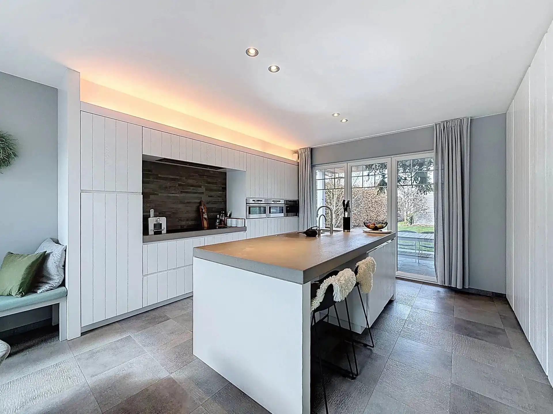 Prachtige luxueus ingerichte woning met 4 slaapkamers en 2 badkamers op een mooi perceel met bijgebouw. foto 12