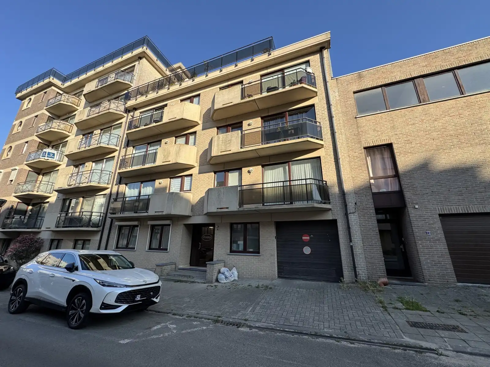 Ondergrondse garagebox met sectionale poort foto 5