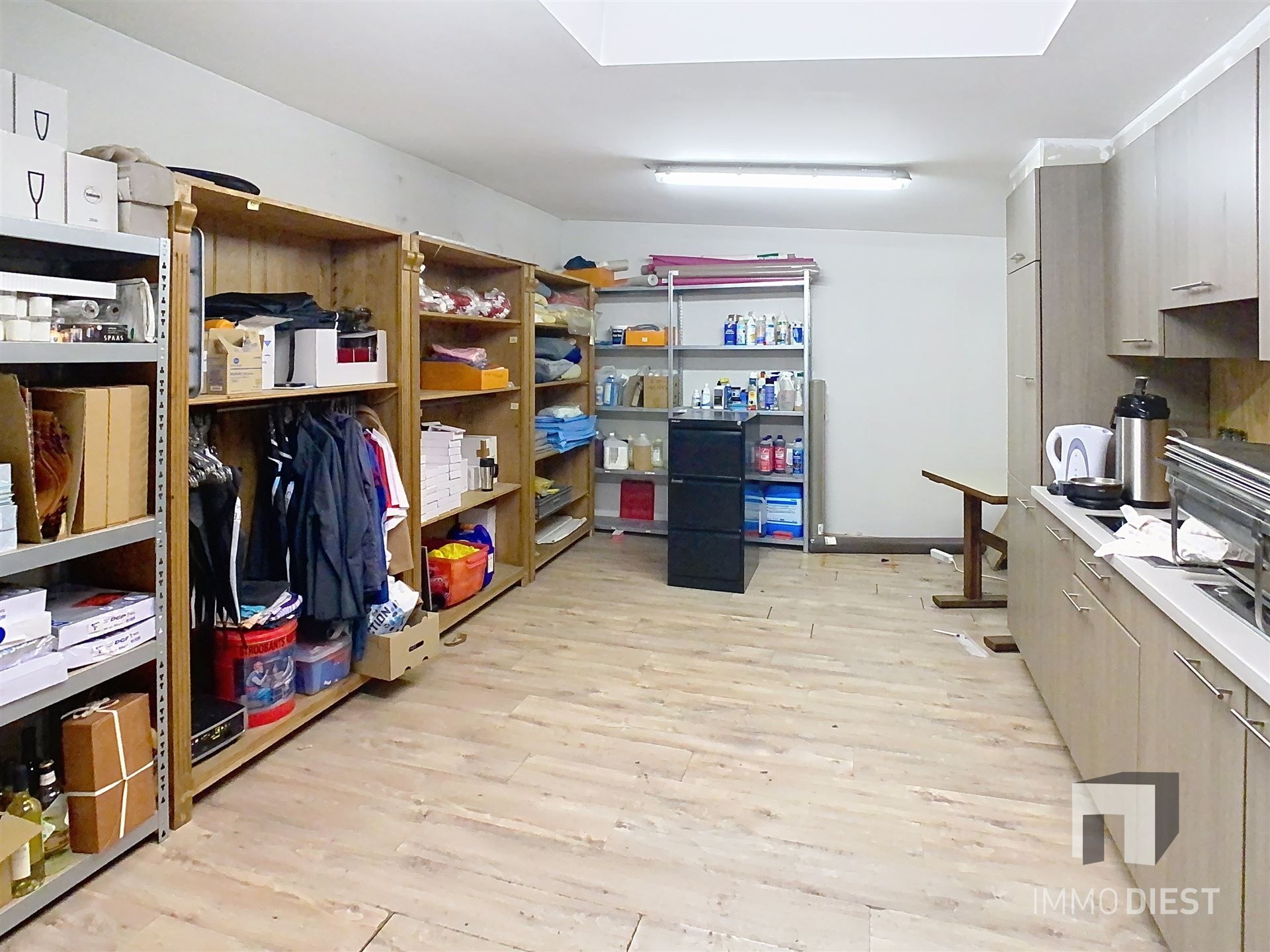 Industrieel gebouw met magazijnen en burelen foto 19