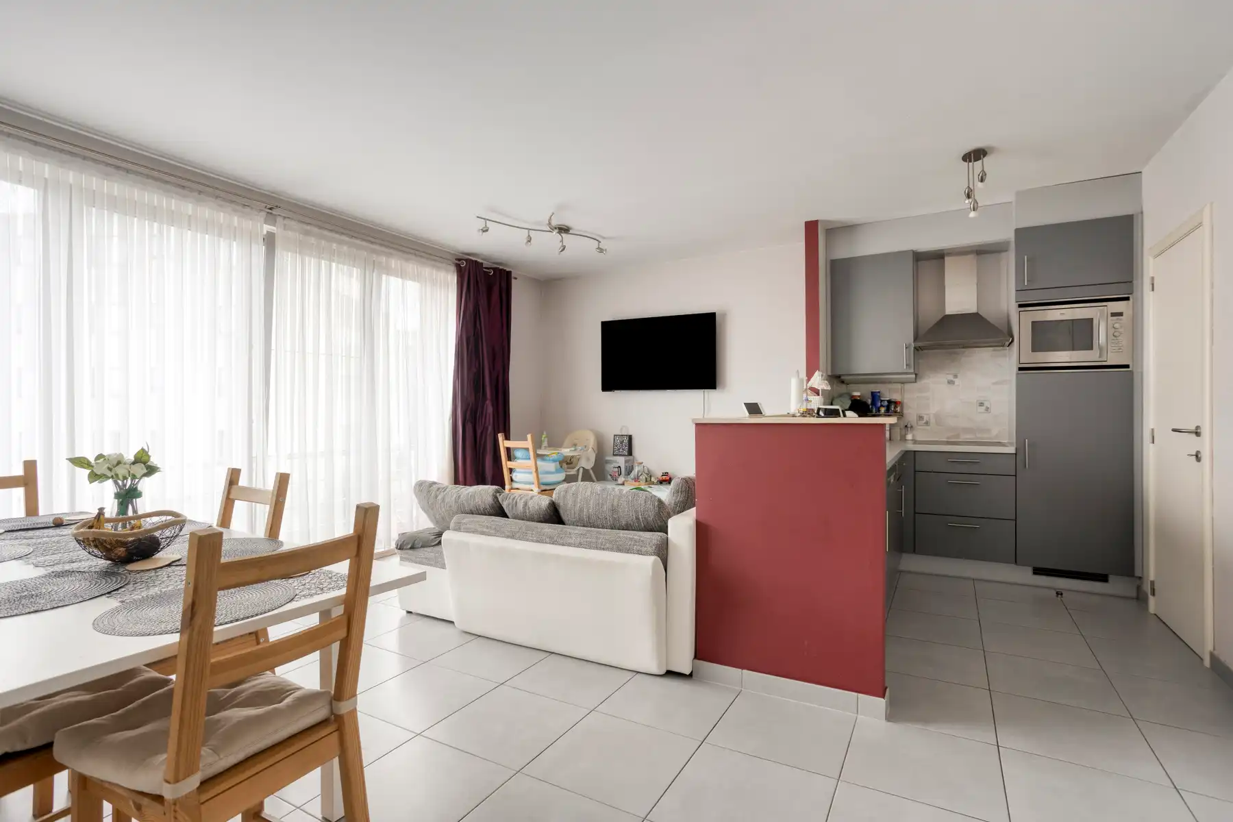 Instapklaar appartement met terras in het centrum van Zellik! foto 2