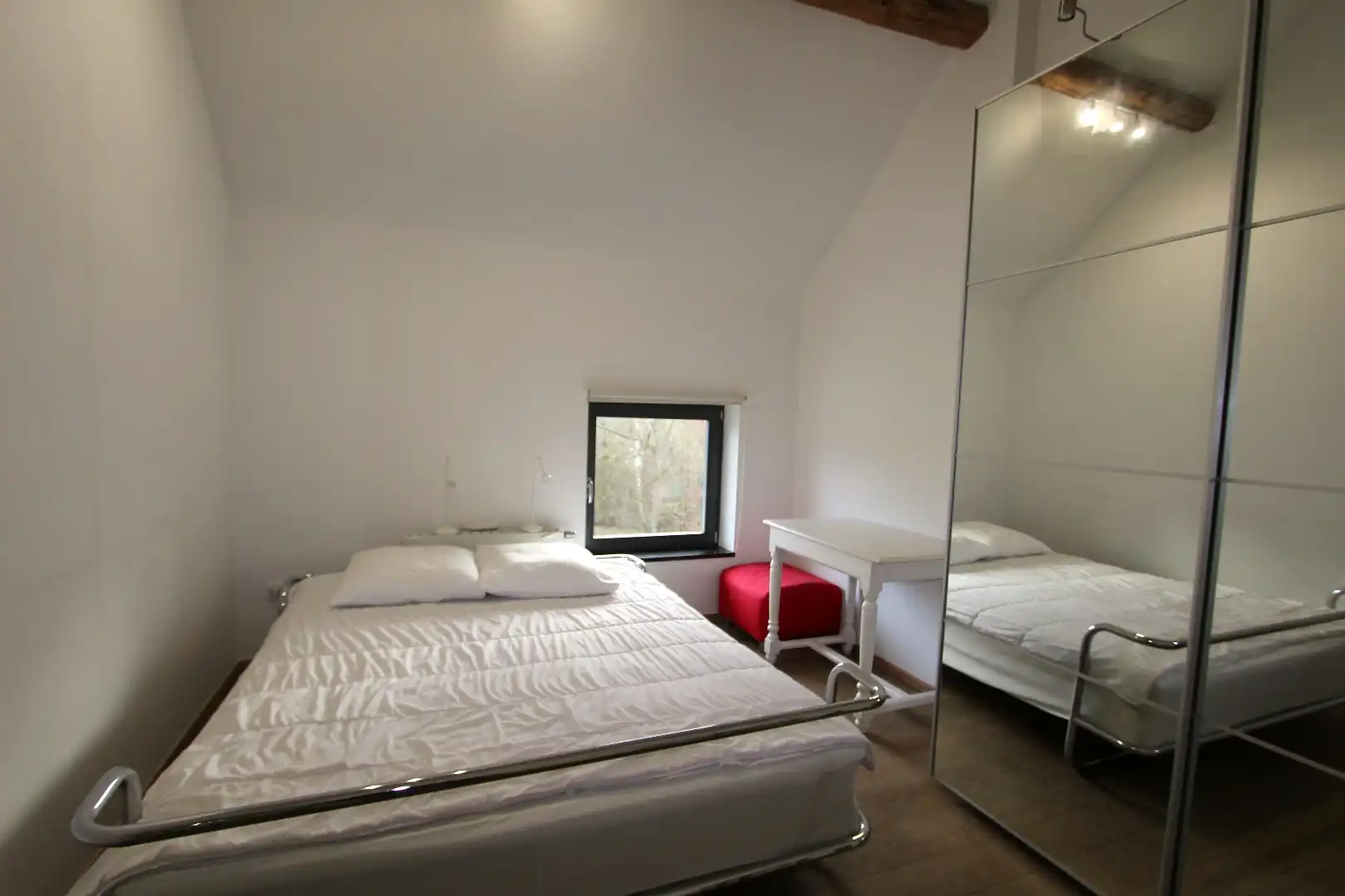 RUIME WONING VAN 390 m² MET GROTE TUIN EN ZWEMBAD foto 24