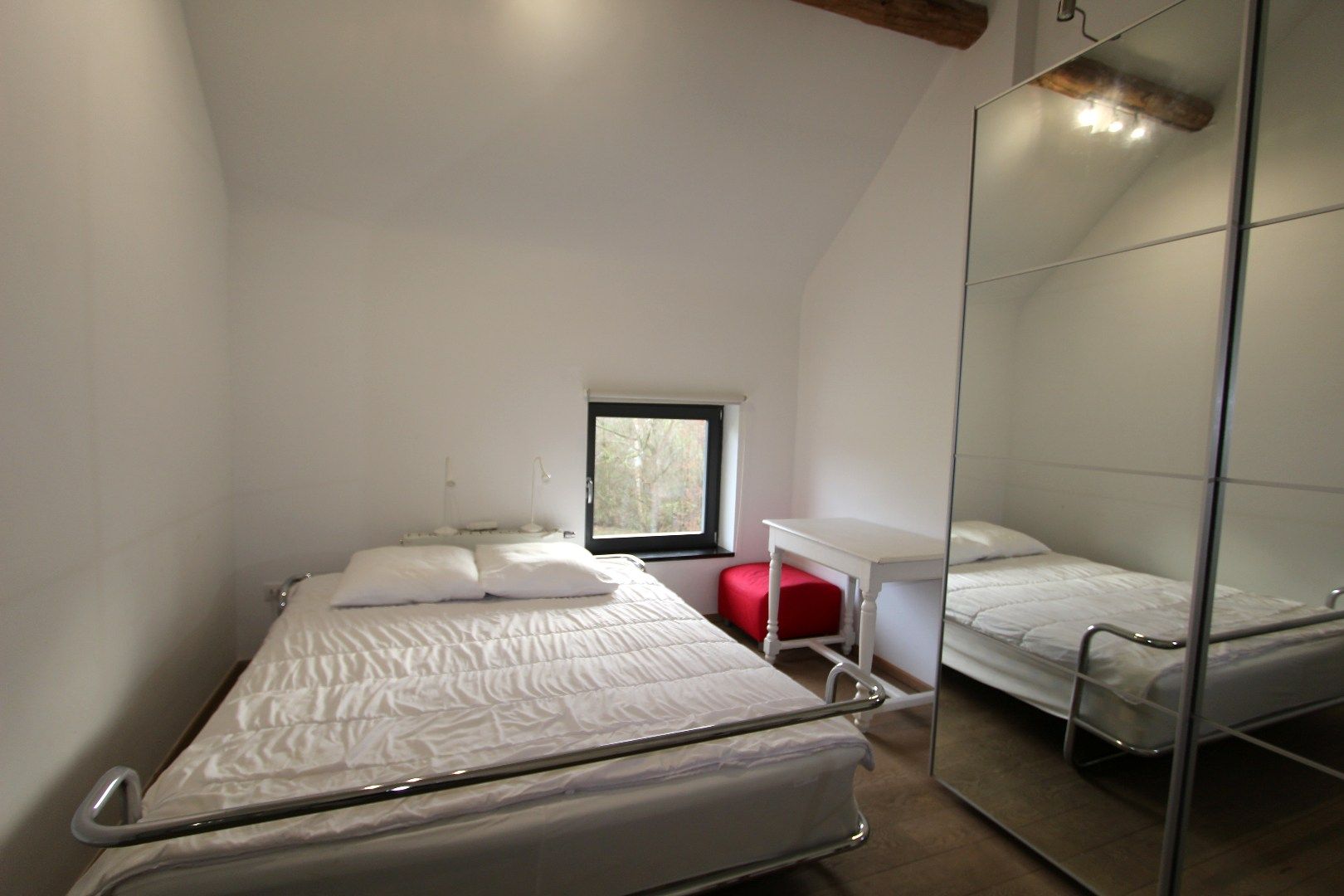 RUIME WONING VAN 390 m² MET GROTE TUIN EN ZWEMBAD foto 24