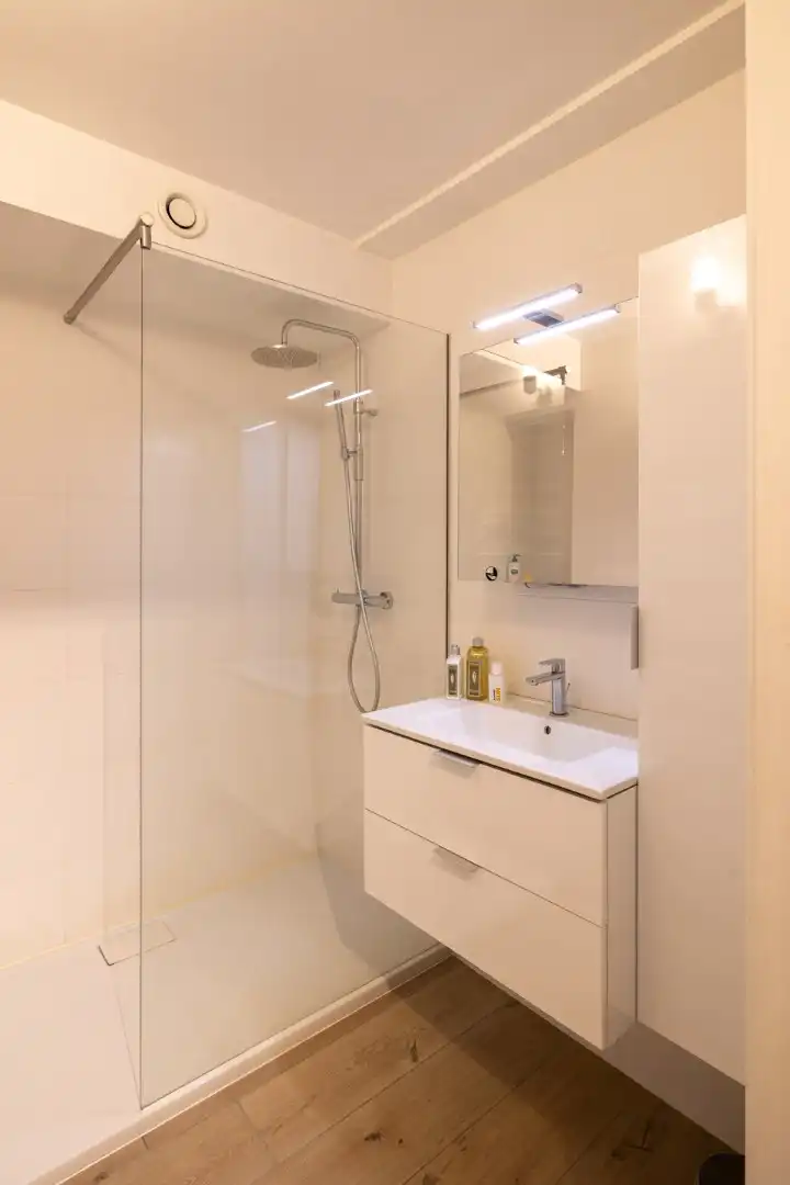Prachtig frontaal zeezicht – volledig gerenoveerde studio op de zeedijk van Mariakerke foto 11