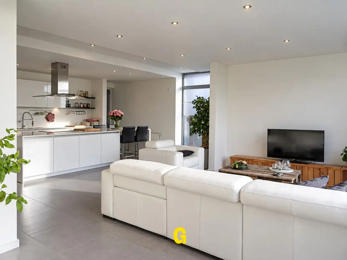 Aantrekkelijk gerenoveerde woning in OB met drie slaapkamers, terras, garage en tuin  foto 3