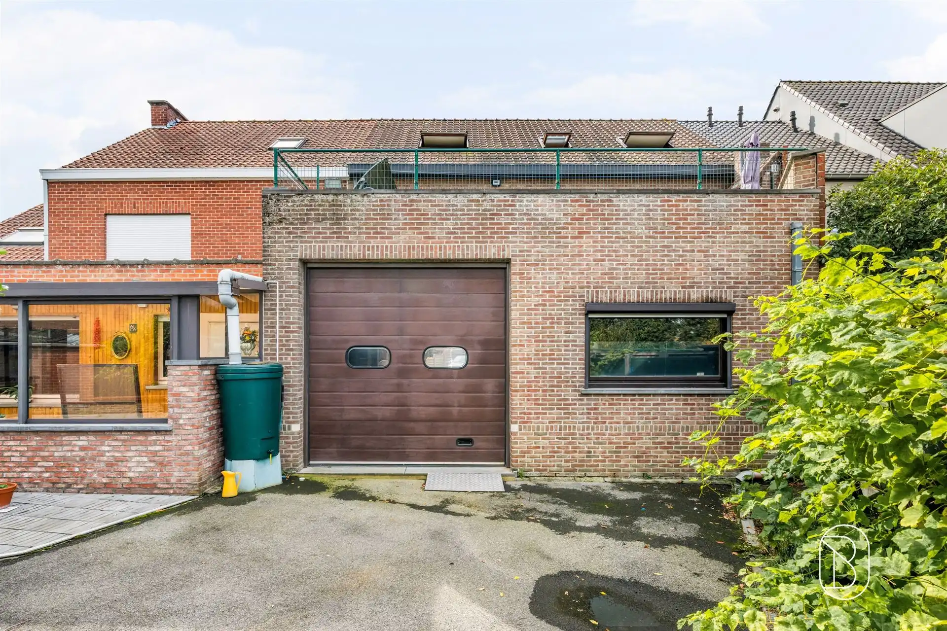 Ruime woning met atelier, bureau en maar liefst 3 garages foto 5