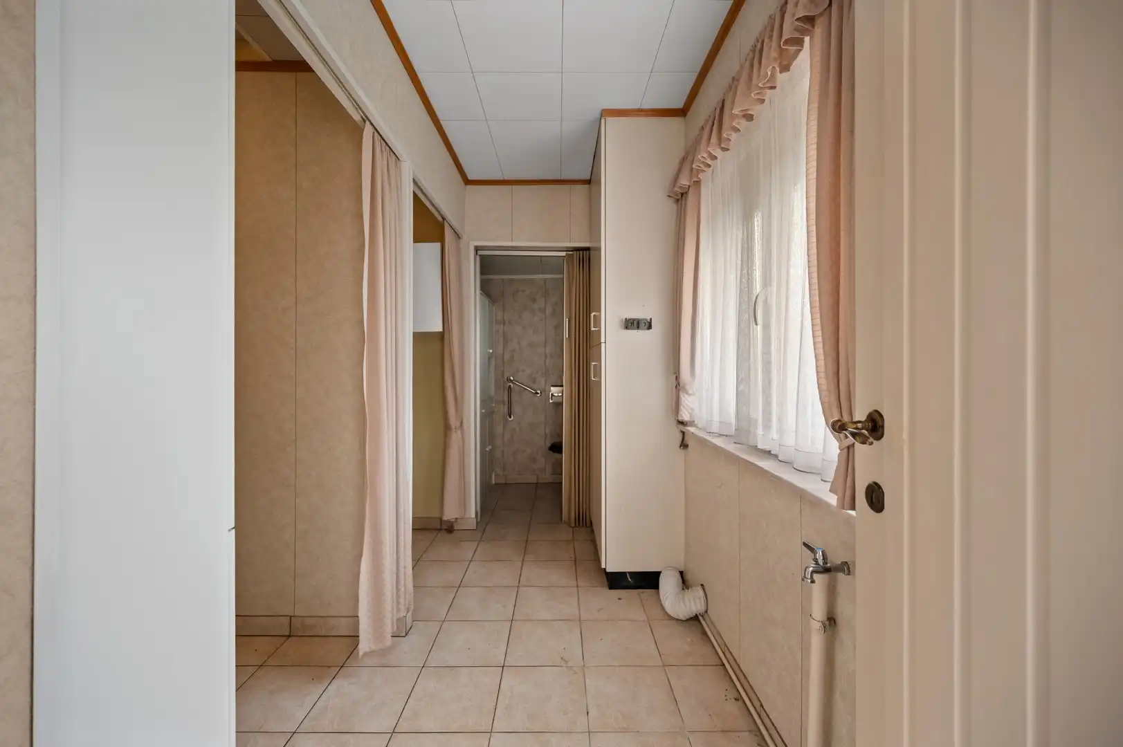 Renovatiewoning met grote tuin gelegen n een doodlopende straat over een bos foto 8