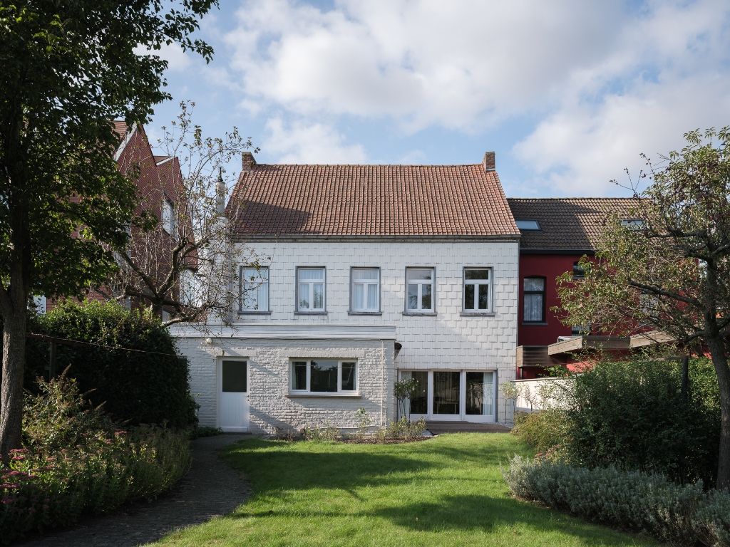 Voormalige dokterswoning (283 m²) met aangename tuin en dubbele garage foto 1